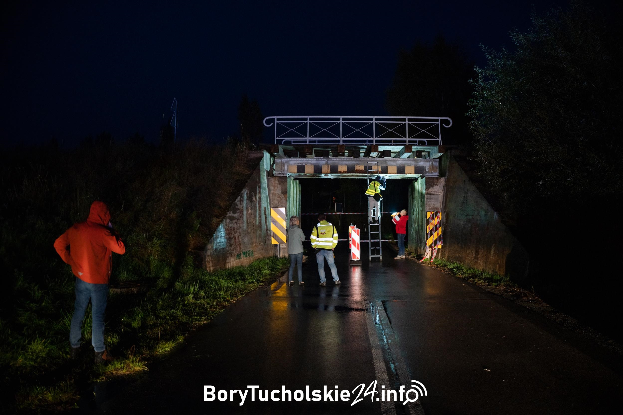 Ciężarówka uderzyła w wiadukt. Poważne zniszczenia. Droga będzie zamknięta 