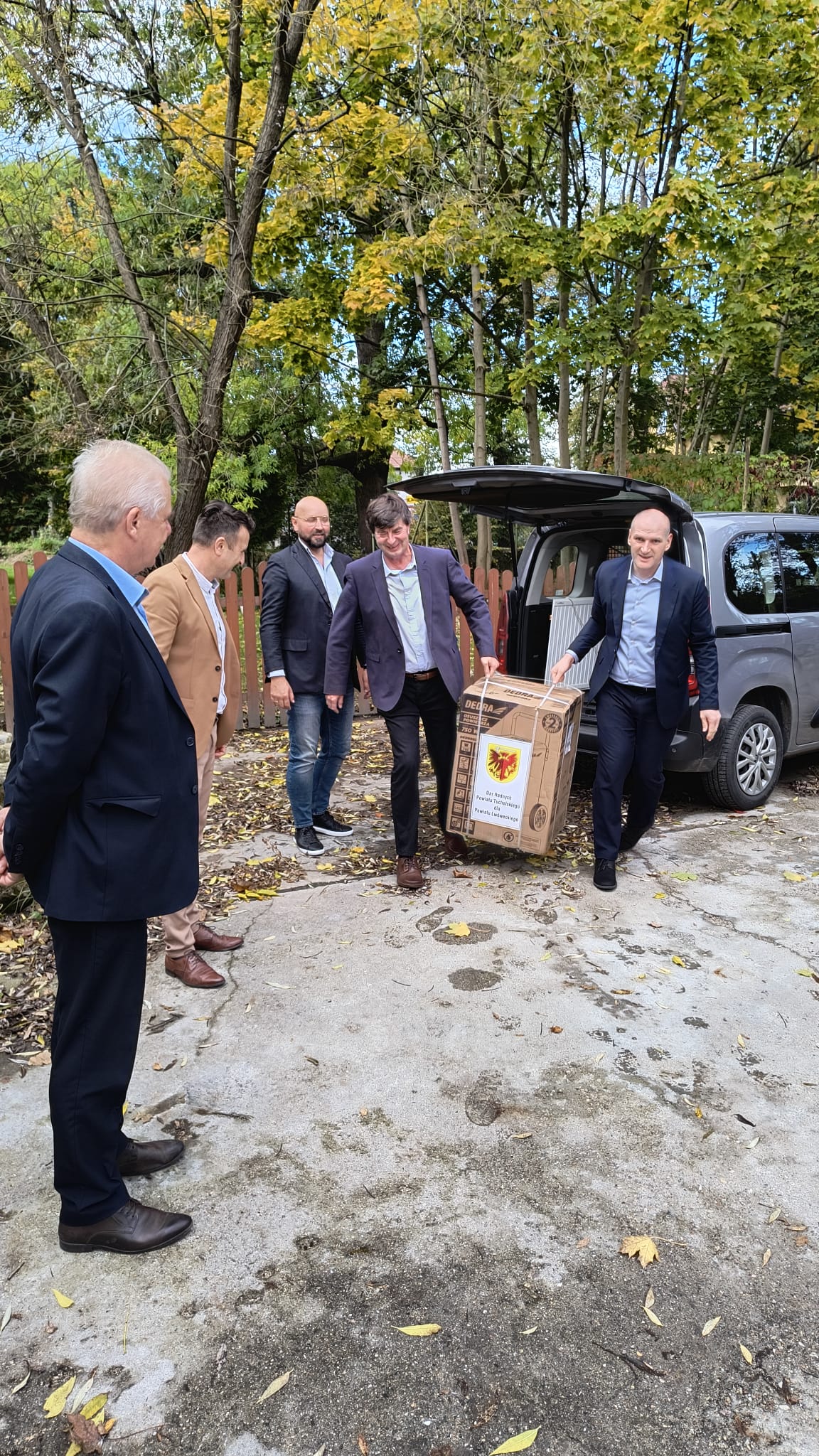 Radni powiatowi złożyli się na sprzęt, który trafił do powodzian