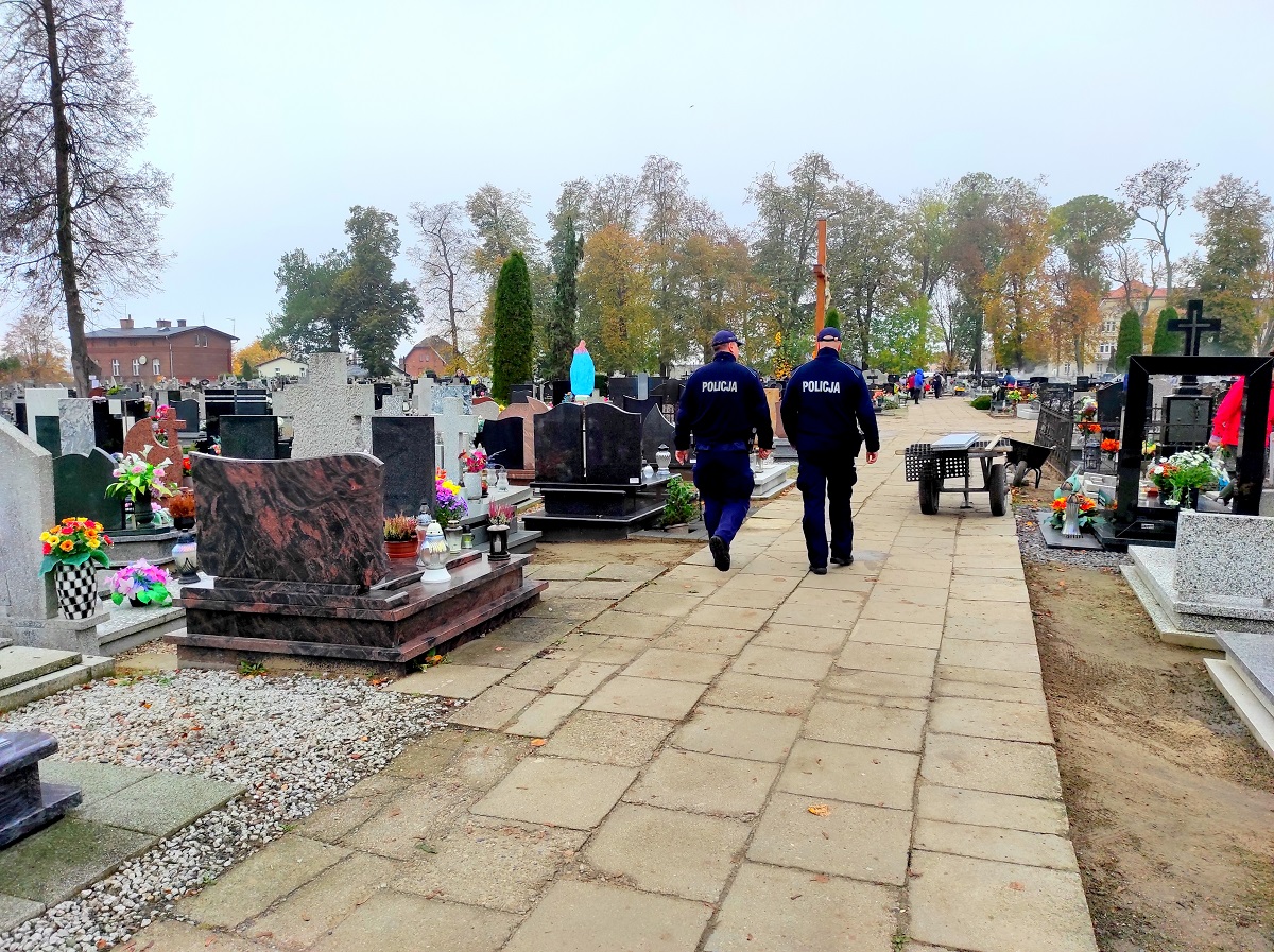 Wybierasz się na groby bliskich. Policja radzi jak zrobić to bezpiecznie