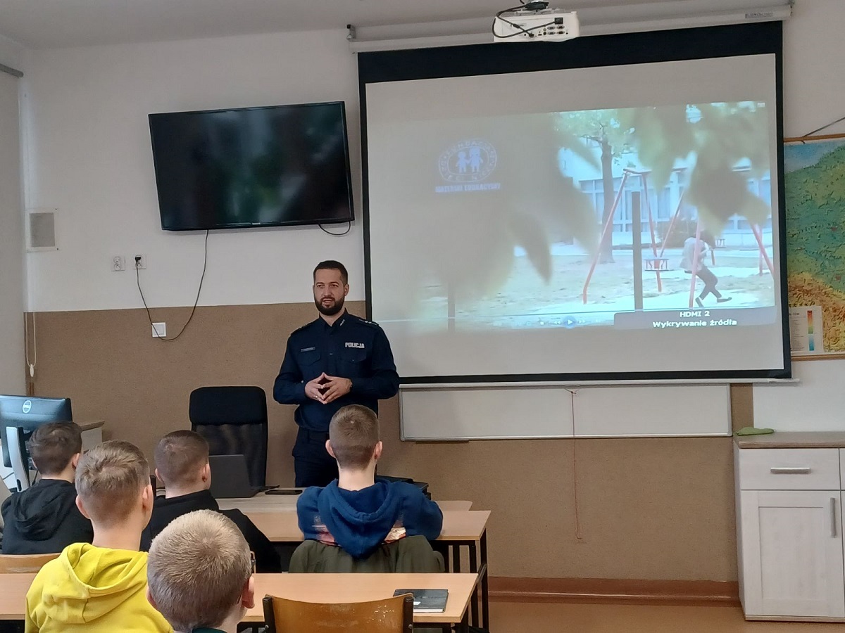 Spotkania w szkołach. Policjanci poruszają ważne tematy