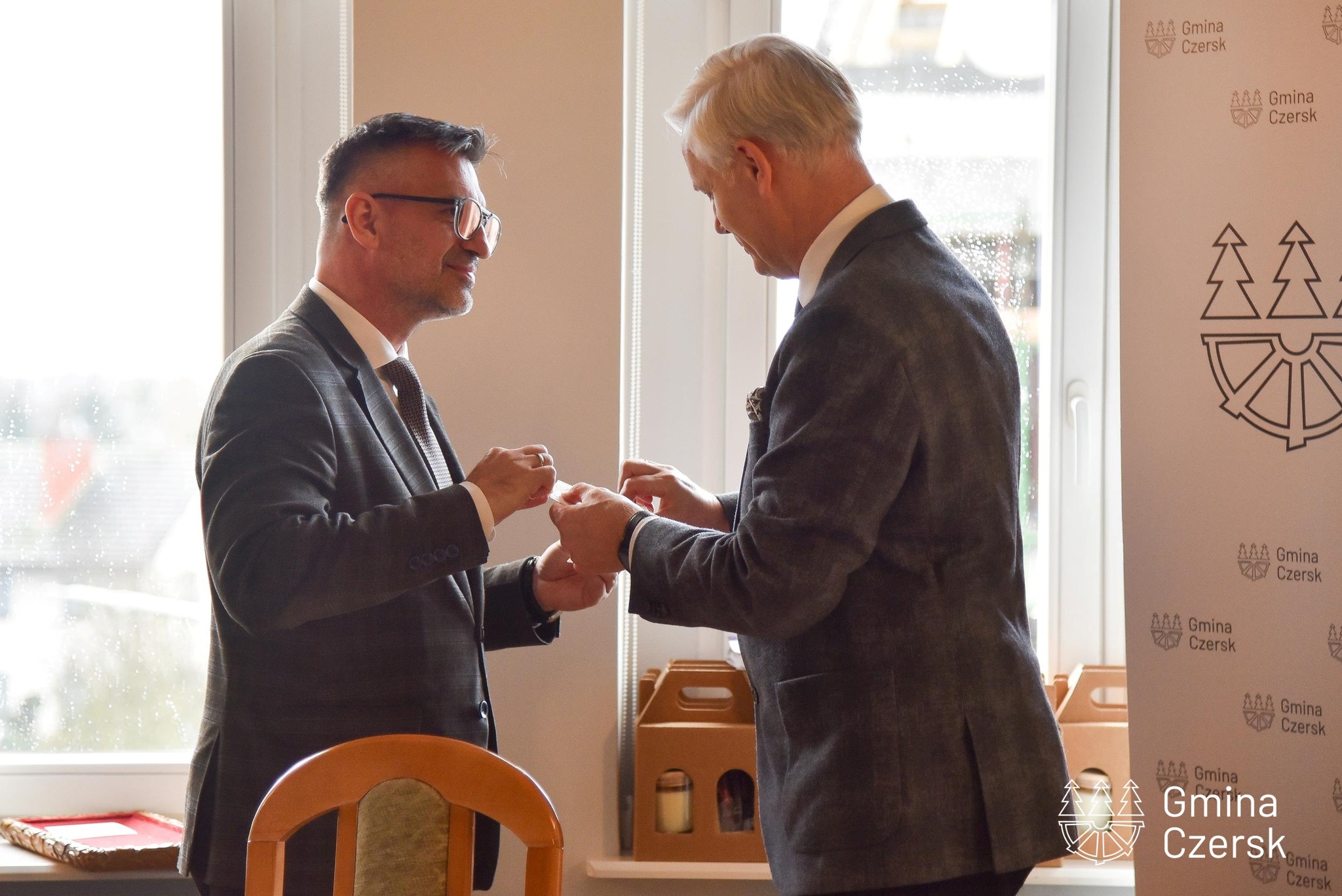 Wigilia z księżmi w czerskim ratuszu. Burmistrz i przewodniczący rady podzielili się opłatkiem (FOTO)