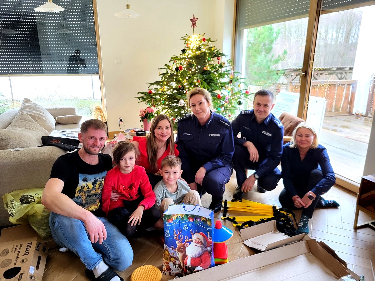 Tucholscy policjanci wsparli rodzinę funkcjonariusza, który zginął na służbie