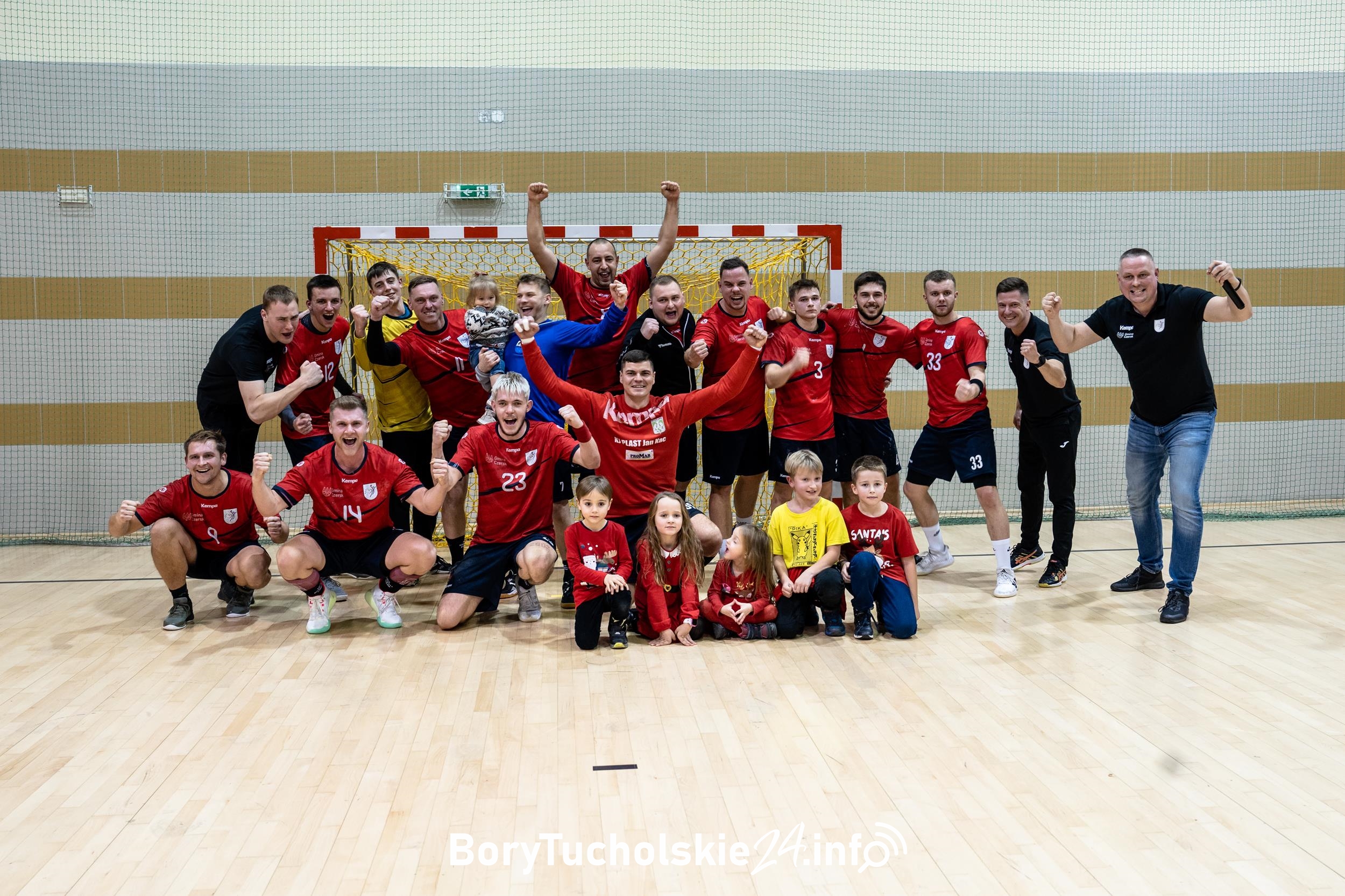 MKS Handball wygrywa, a Mikołaj rozdane prezenty (FOTO, WIDEO)