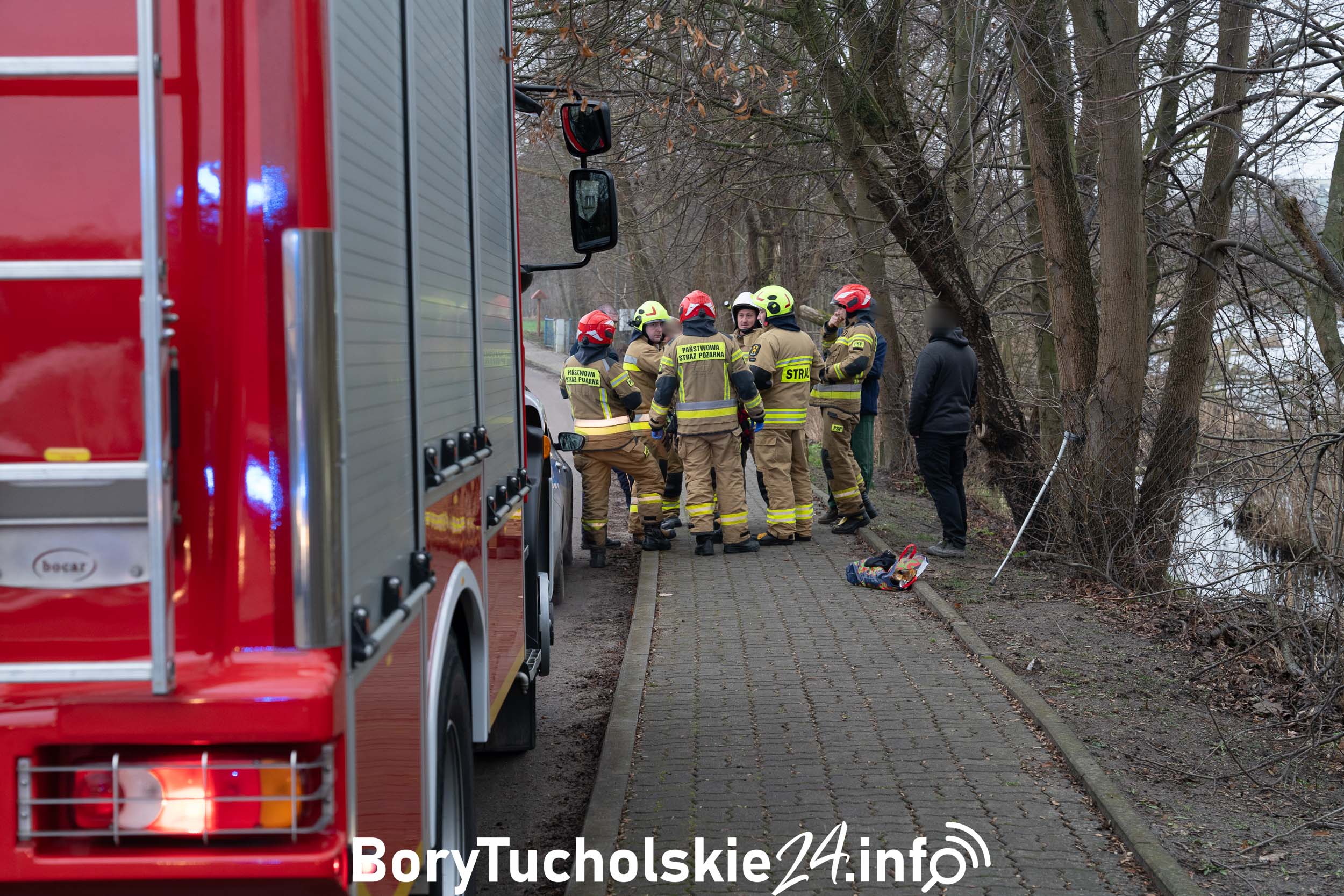 Dzielnicowy uratował 56-latka, który wpadł do rzeczki w Cekcynie
