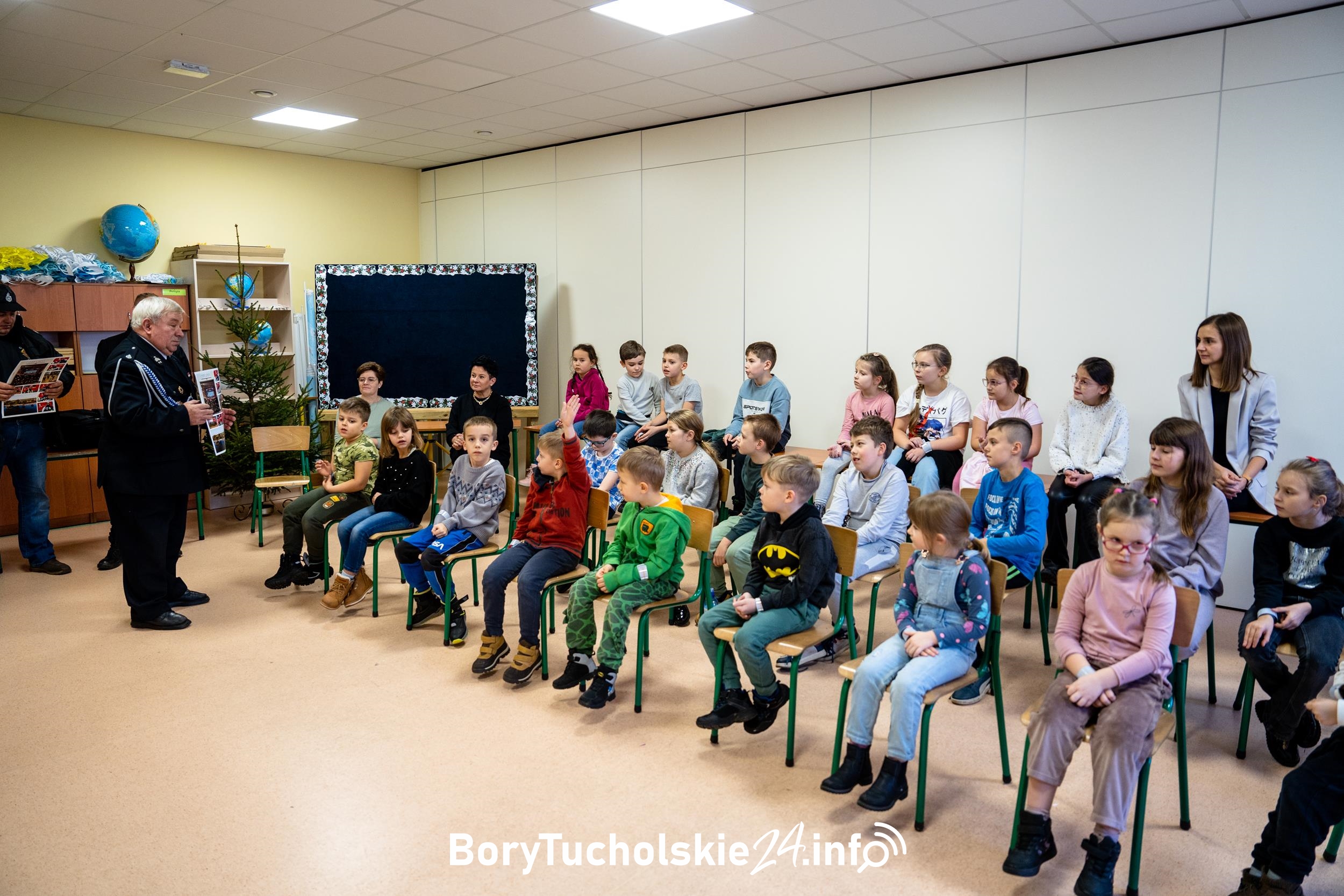 Uczniowie z Lińska wyjadą na wycieczki. Finał dystrybucji kalendarzy od OSP w Lińsku (WIDEO)