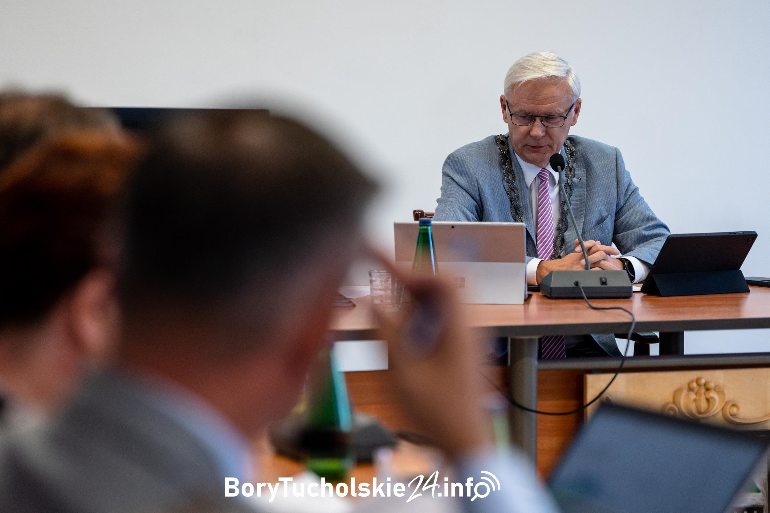 Burmistrz chce przenieść przewodniczącego rady z jego gabinetu