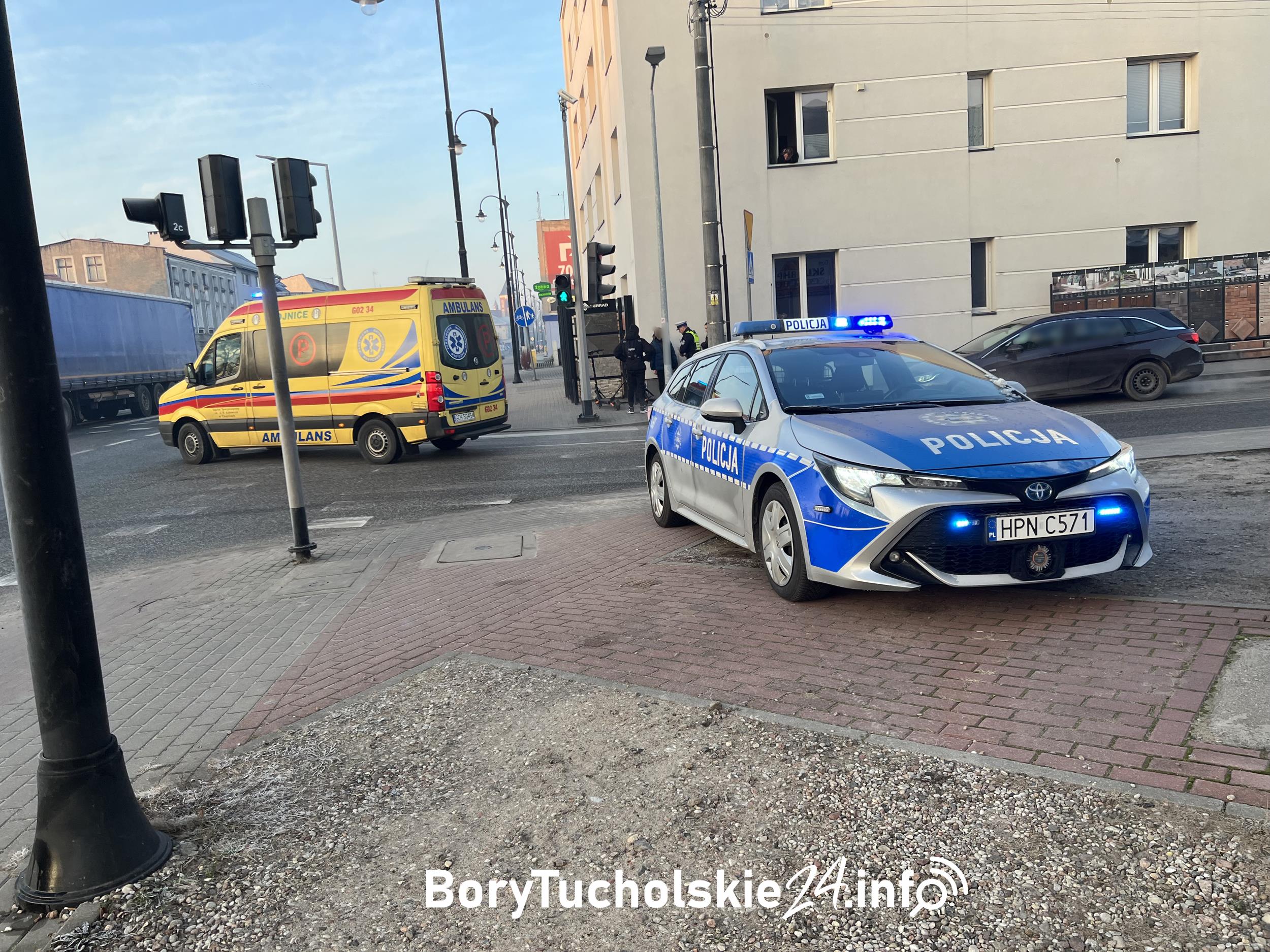 Zderzenie osobówki z hulajnogą na skrzyżowaniu w Czersku (FOTO)