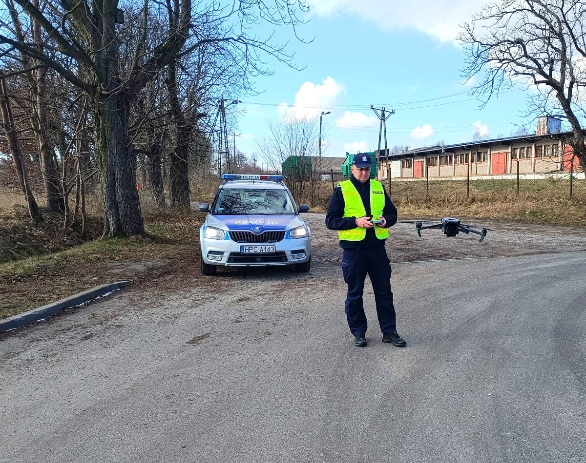 Policjanci z dronem sprawdzali bezpieczeństwo na przejściach dla pieszych