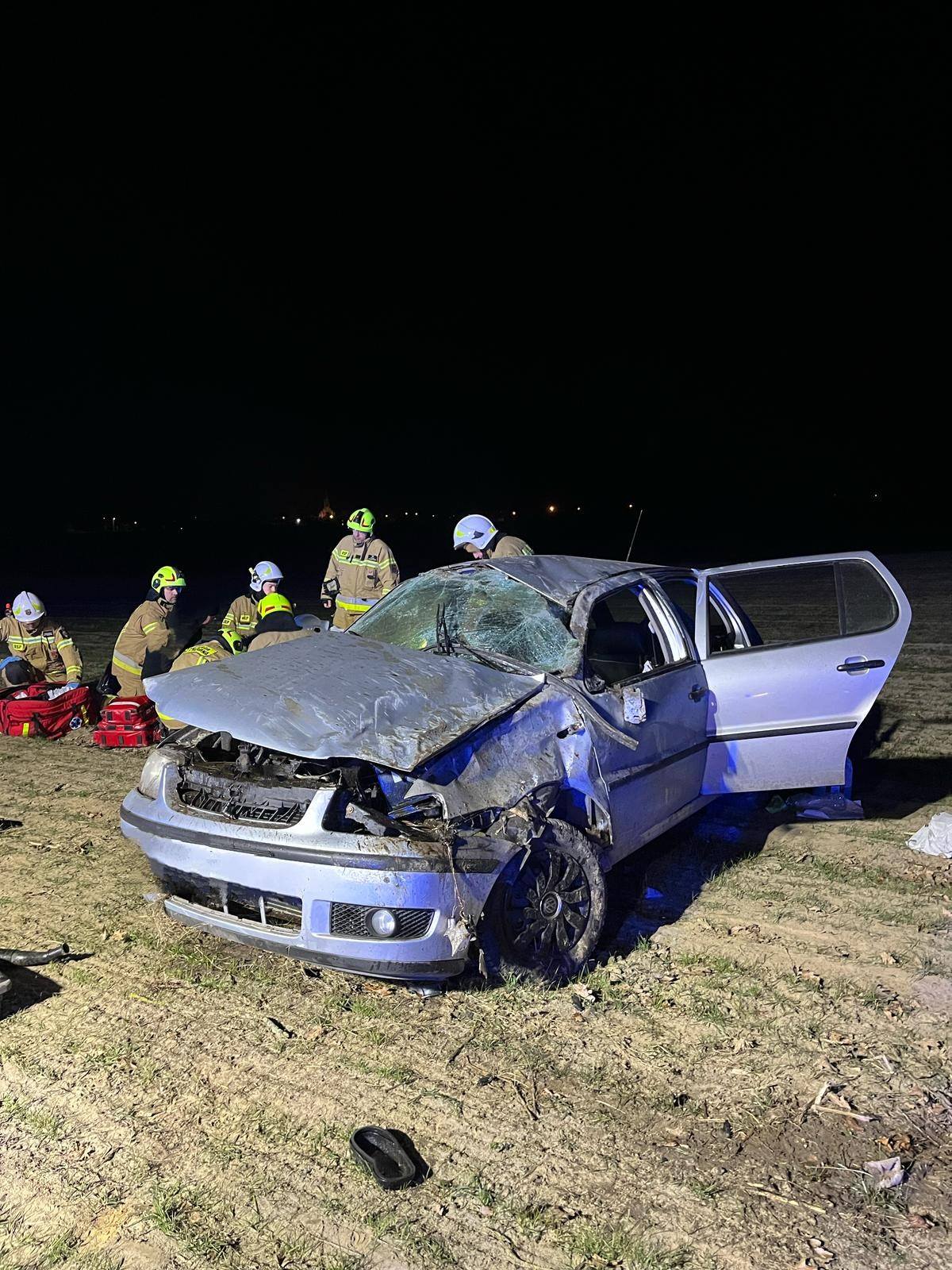 Dachowanie samochodu w Łęgu-Kolonii. Dwie osoby trafiły do szpitala