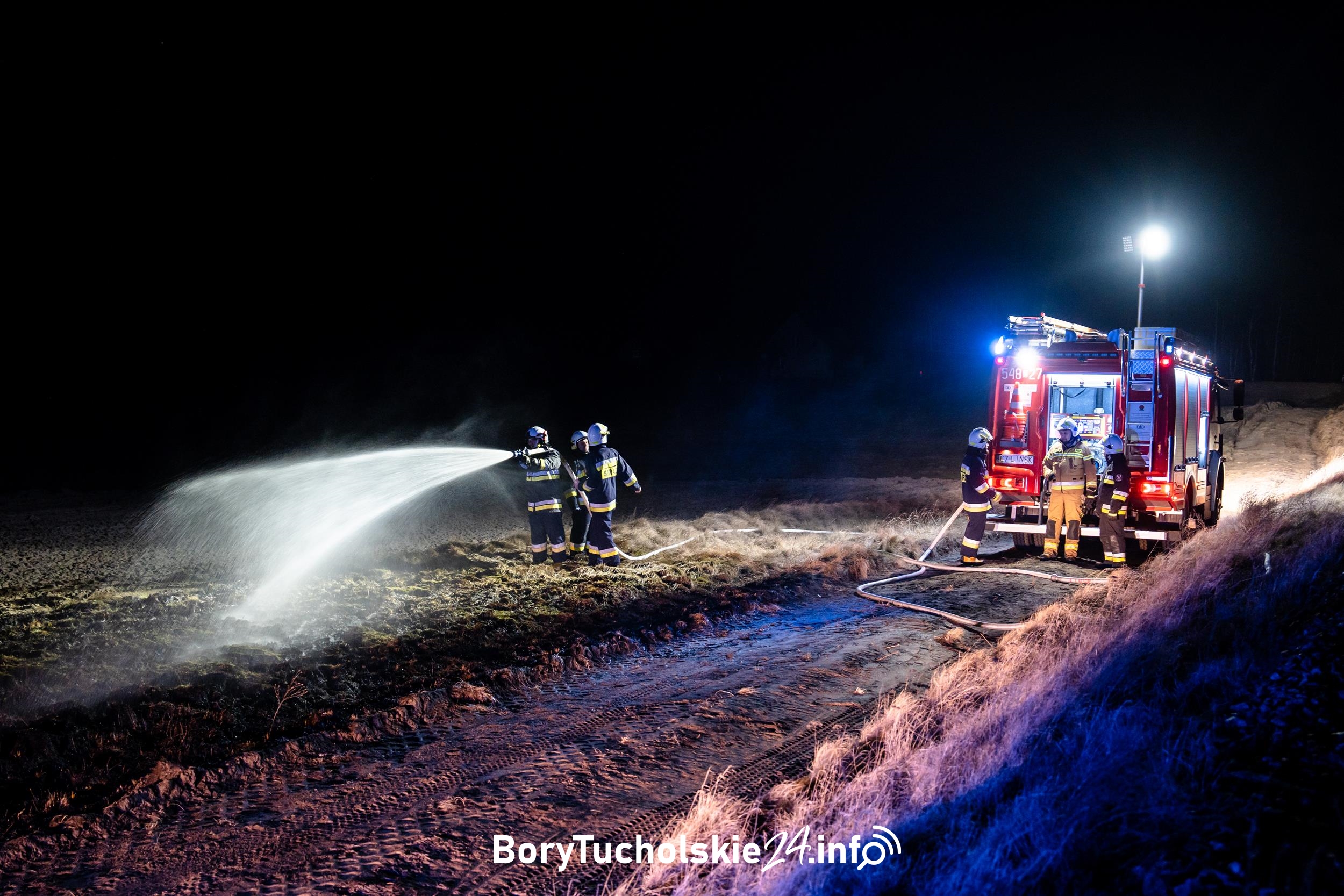 Pożar trawy przy nasypie kolejowym w Okoninach Nadjeziornych