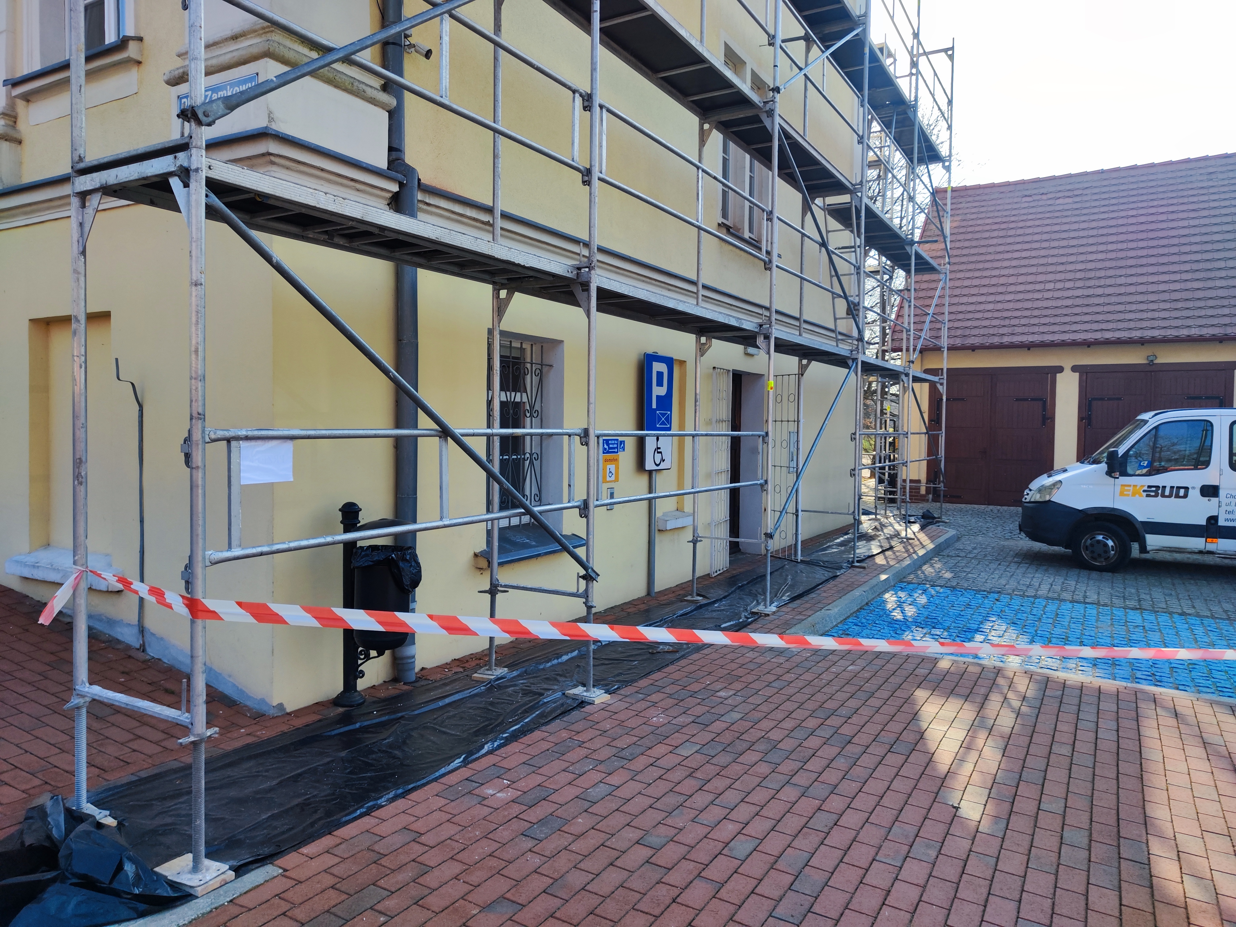 Do Urzędu Miejskiego w Tucholi tylko głównym wejściem