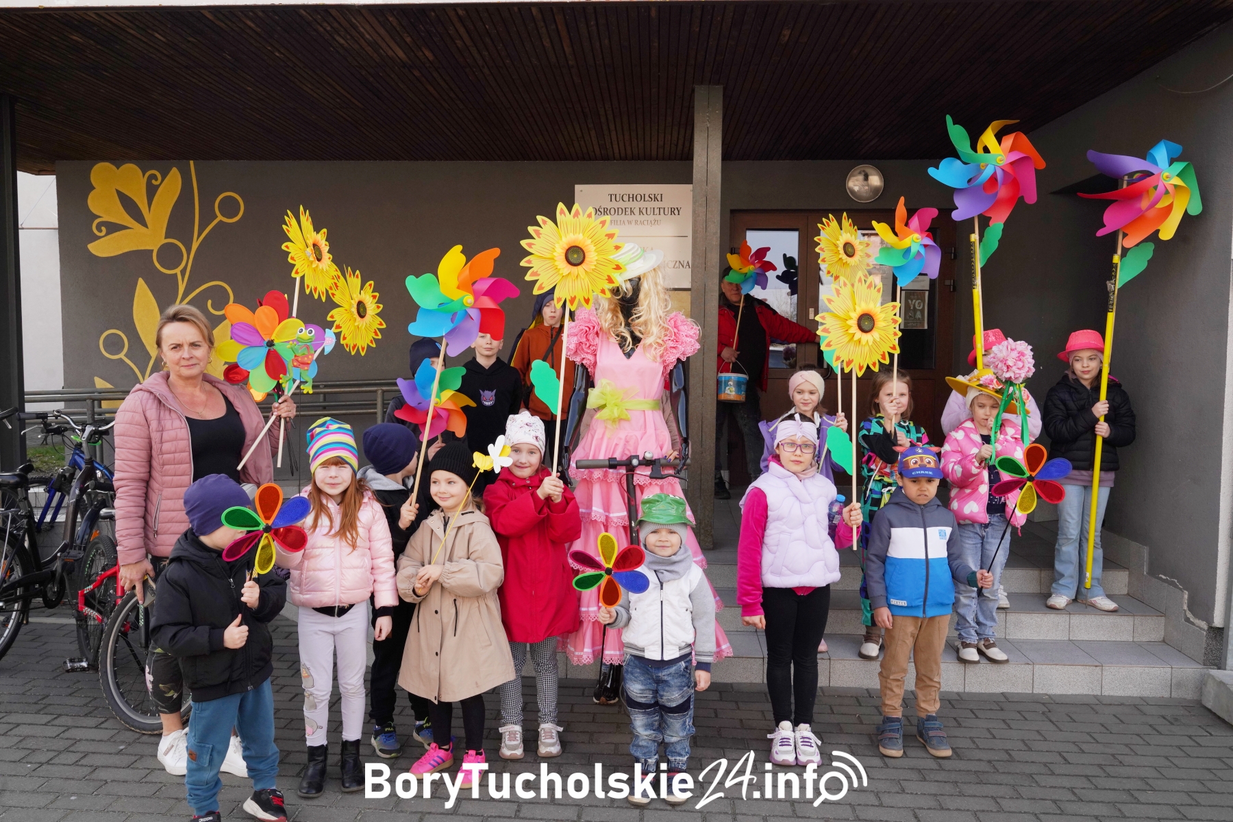 Pani Wiosna wśród dzieci zawitała do Raciąża (FOTO)
