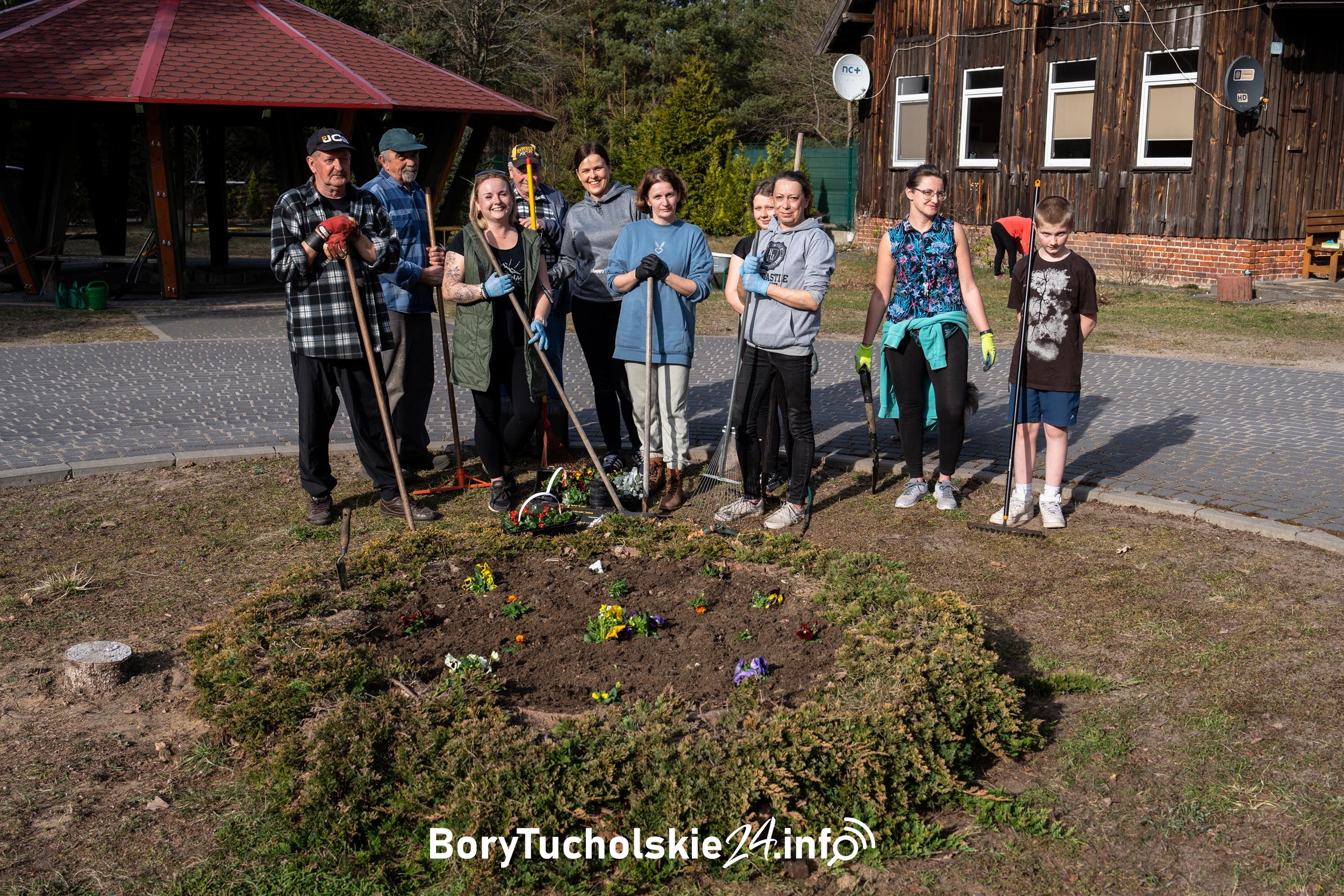 Wspólne sprzątanie i sadzenie kwiatków w sołectwie Złotowo (FOTO, WIDEO)