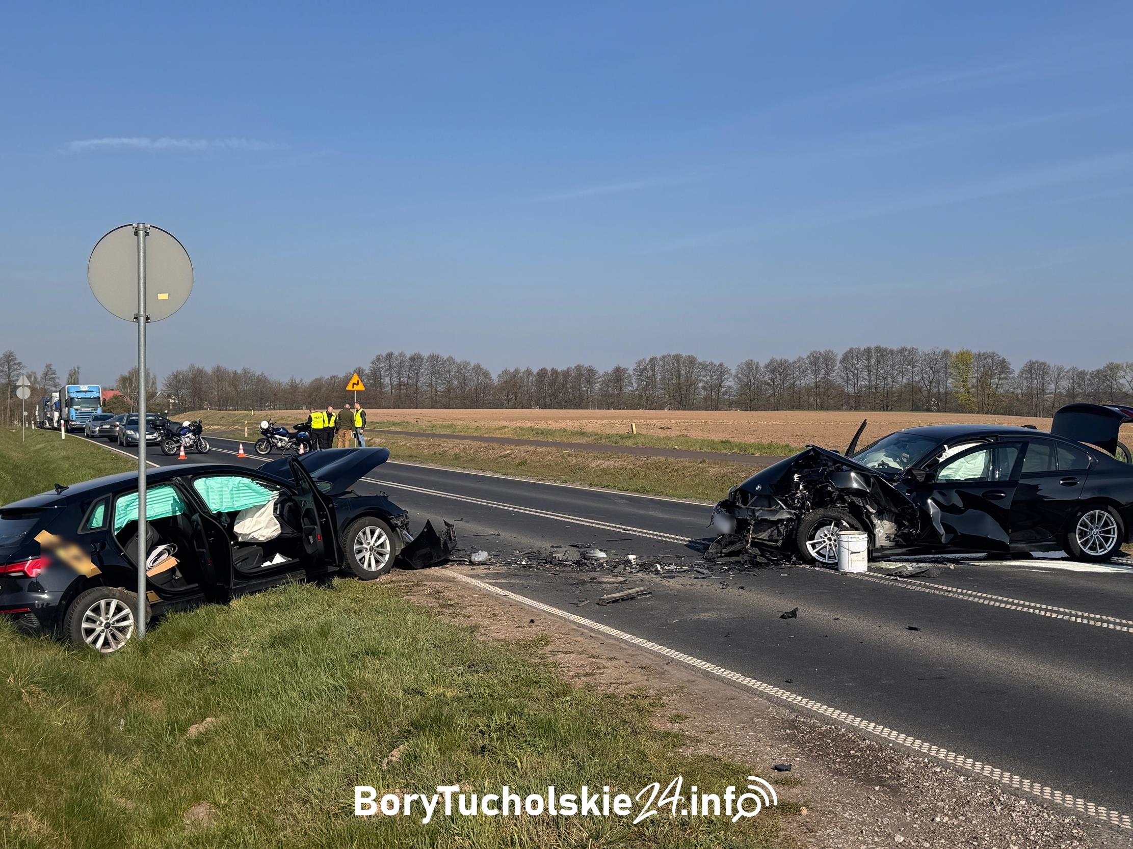 Poważny wypadek w Bysławiu. Kierowcę zabrał helikopter ratowniczy (FOTO)