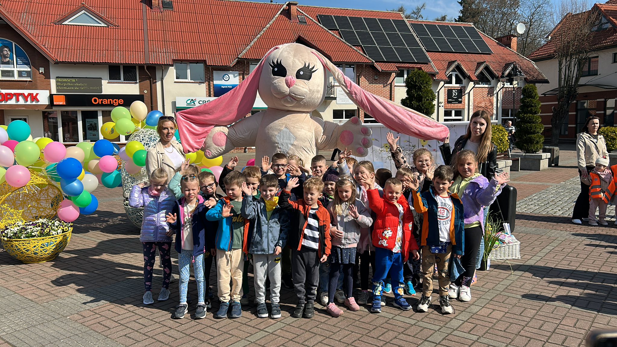 Wielkanocny zajączek odwiedził centrum Czerska 