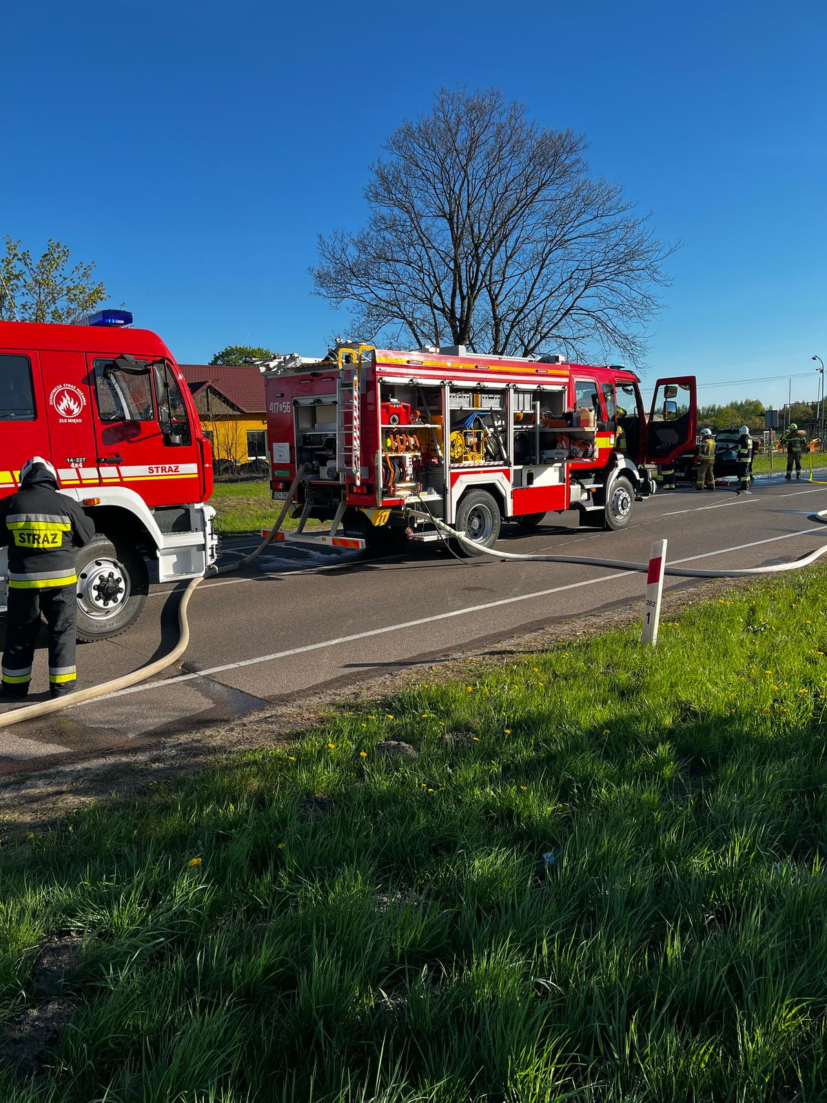 Pożar samochodu przy drodze krajowej 