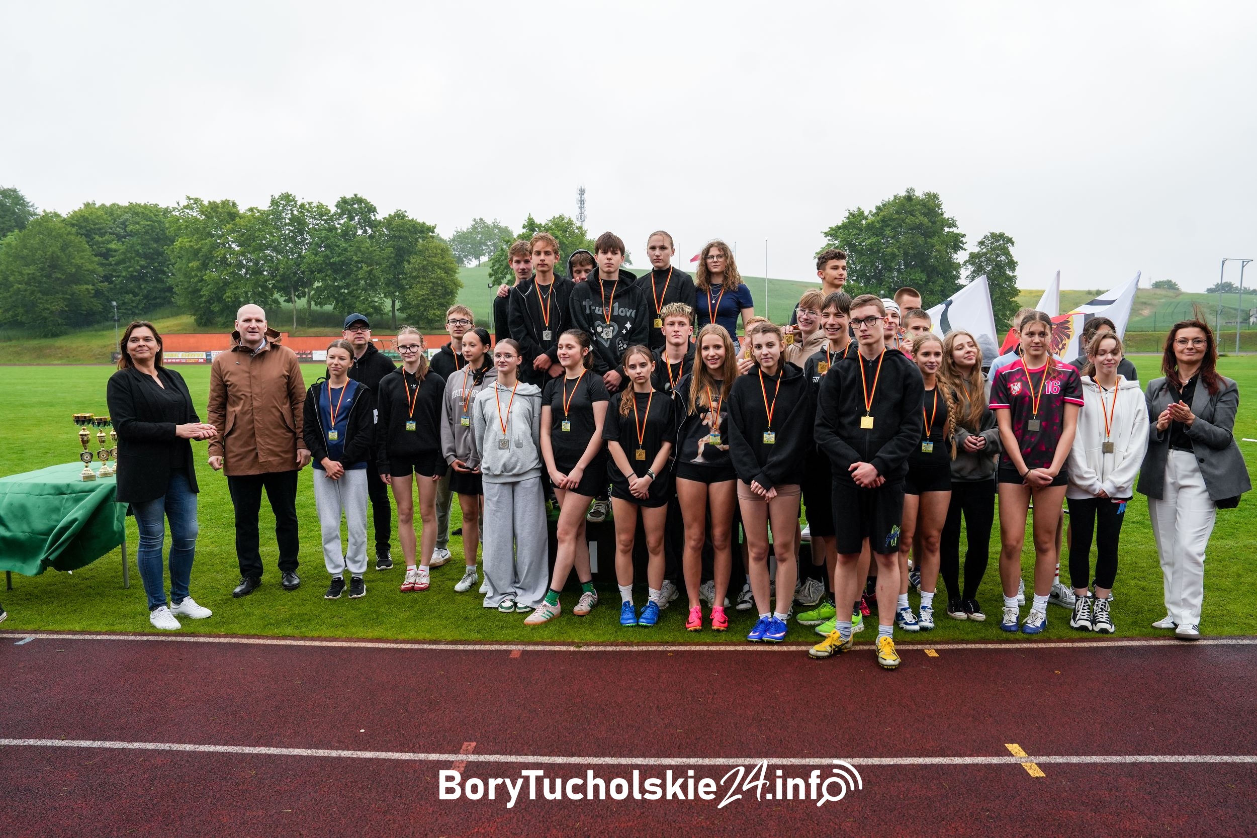 Kilkuset uczniów szkół podstawowych z powiatu tucholskiego wzięło udział w XXIII Powiatowych Szkolnych Igrzysk Sportowo – Rekreacyjnych. Która gmina okazała się być najlepszą. Igrzyska, organizowane przez tucholskie starostwo i Ośrodek Sportu i Rekreacji, od lat odbywają się na stadionie miejskim w Tucholi. W tym roku areną rywalizacji były też boiska sportowe przy tucholskich szkołach oraz kręgielnia. Zawodników podzielono na dwie kategorie wiekowe: do szóstej klasy szkoły podstawowej i klasy VII – VIII. N