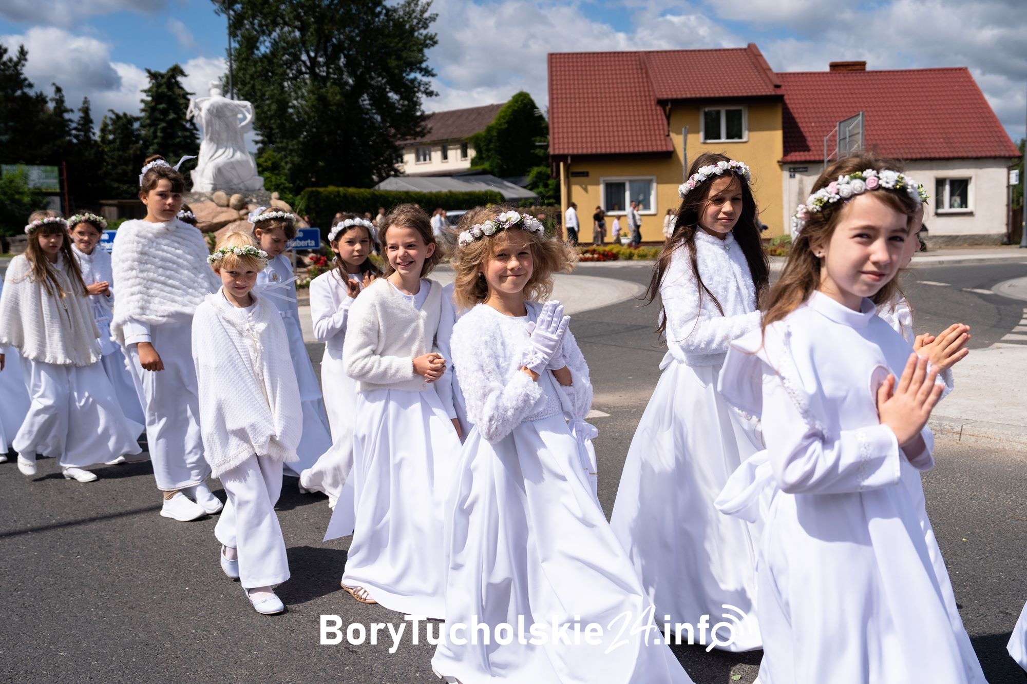 Procesja Bożego Ciała przeszła ulicami Śliwic (DUŻO ZDJĘĆ)