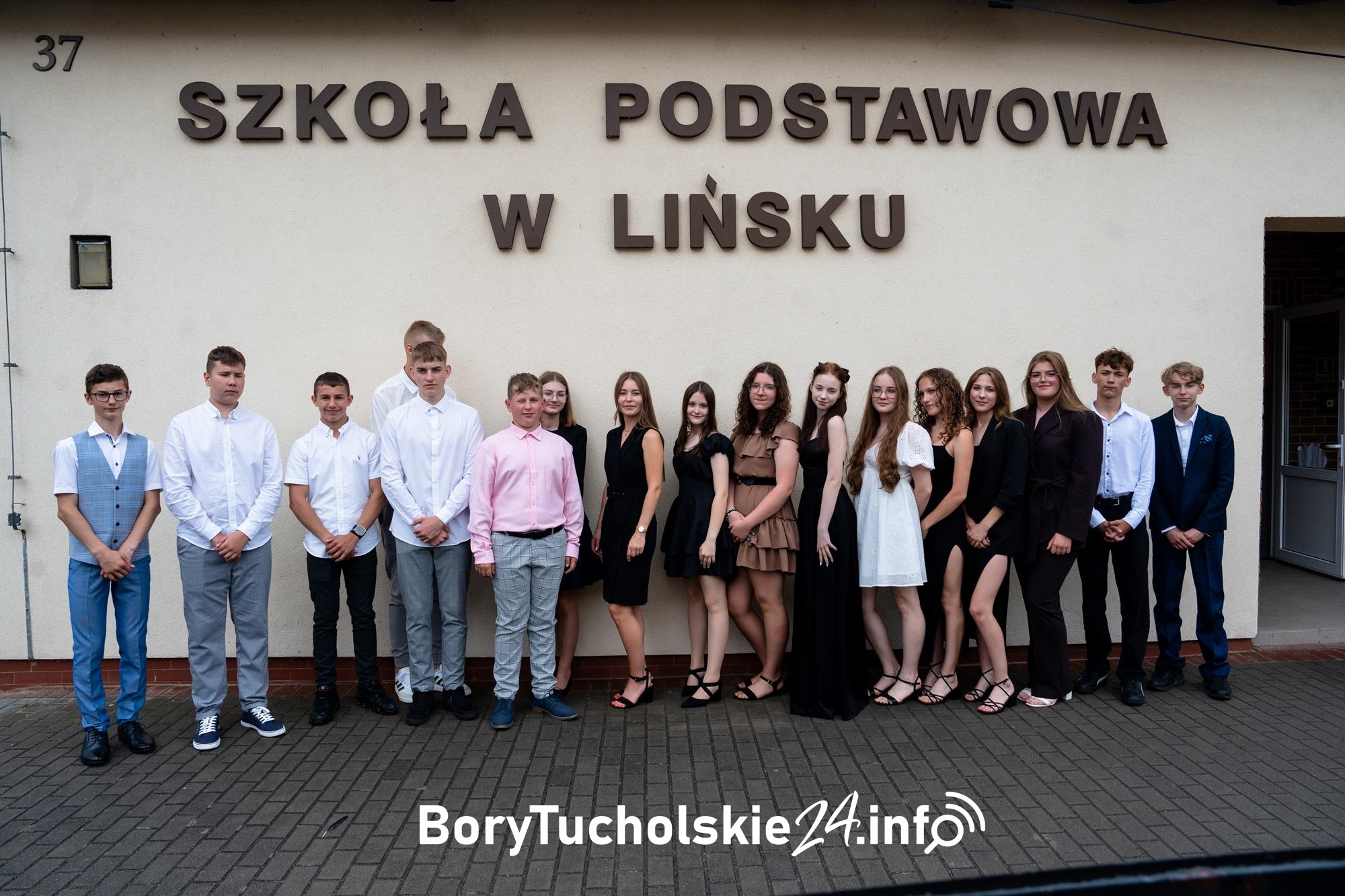 Ósmoklasiści z Lińska zakończyli naukę w podstawówce (FOTO, WIDEO)
