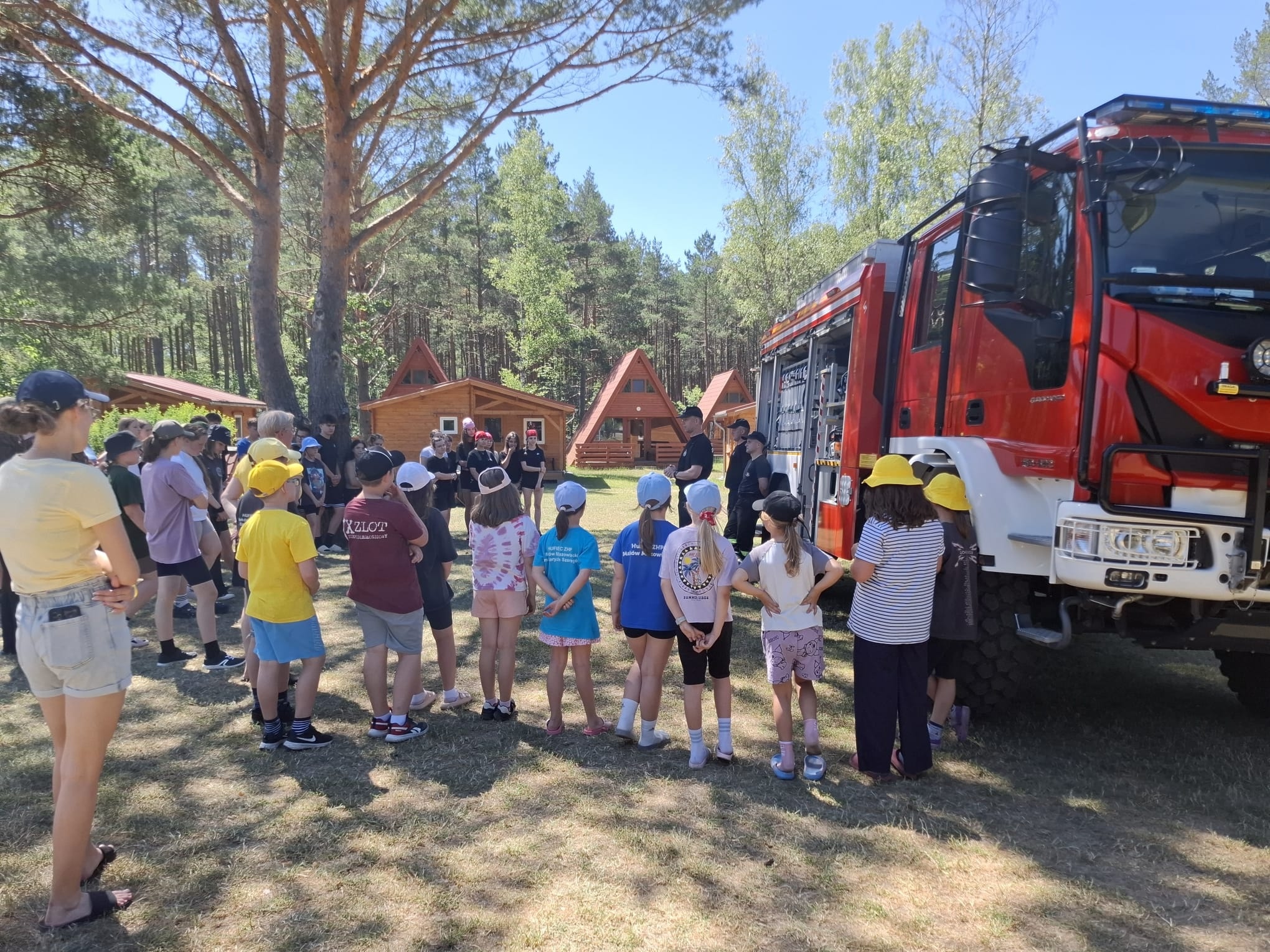 Strażacy odwiedzili harcerskie obozowisko w Białej – w trosce o bezpieczeństwo