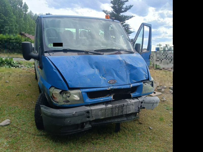 Pijany i z dożywotnim zakazem prowadzenia. Jazdę skończył na płocie