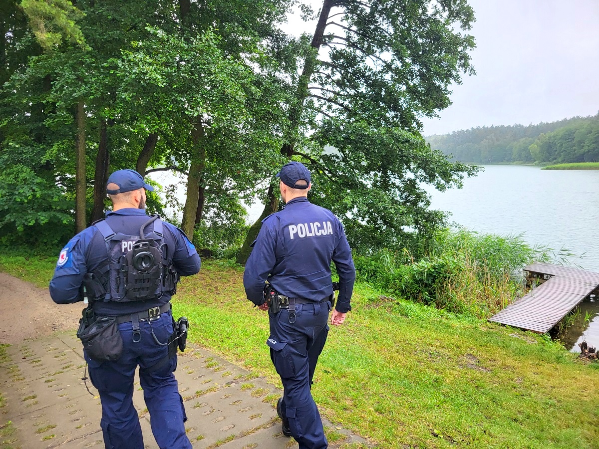 Wakacyjne wsparcie policji. Funkcjonariusze z Bydgoszczy w Borach Tucholskich 