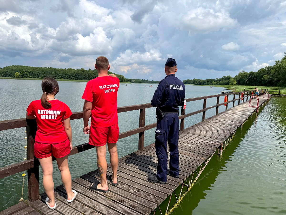 Policjanci i ratownicy wspólnie dbają o bezpieczeństwo nad wodą