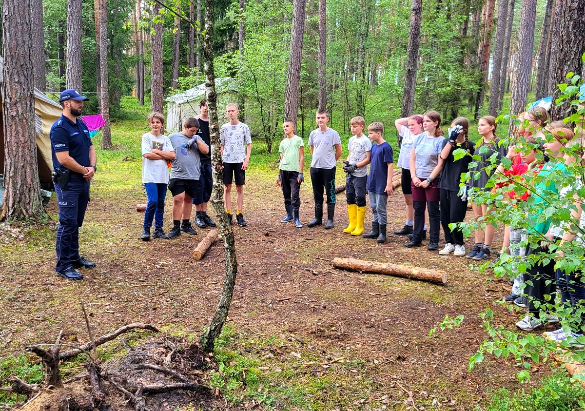 Policjanci odwiedzili obóz harcerski