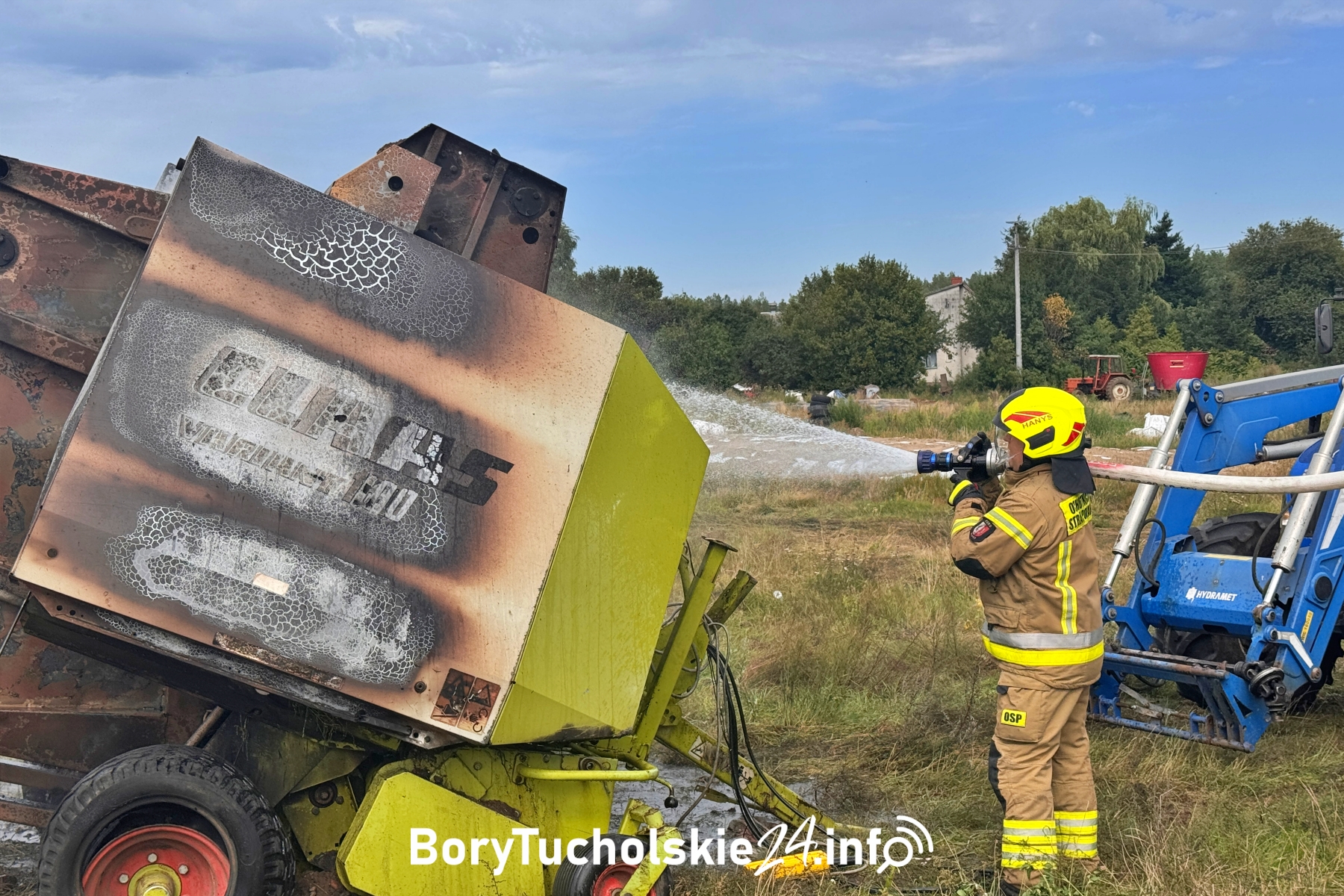 Pożar prasy rolniczej w Śliwicach – straty w sprzęcie, nikomu nic się nie stało (FOTO, WIDEO)