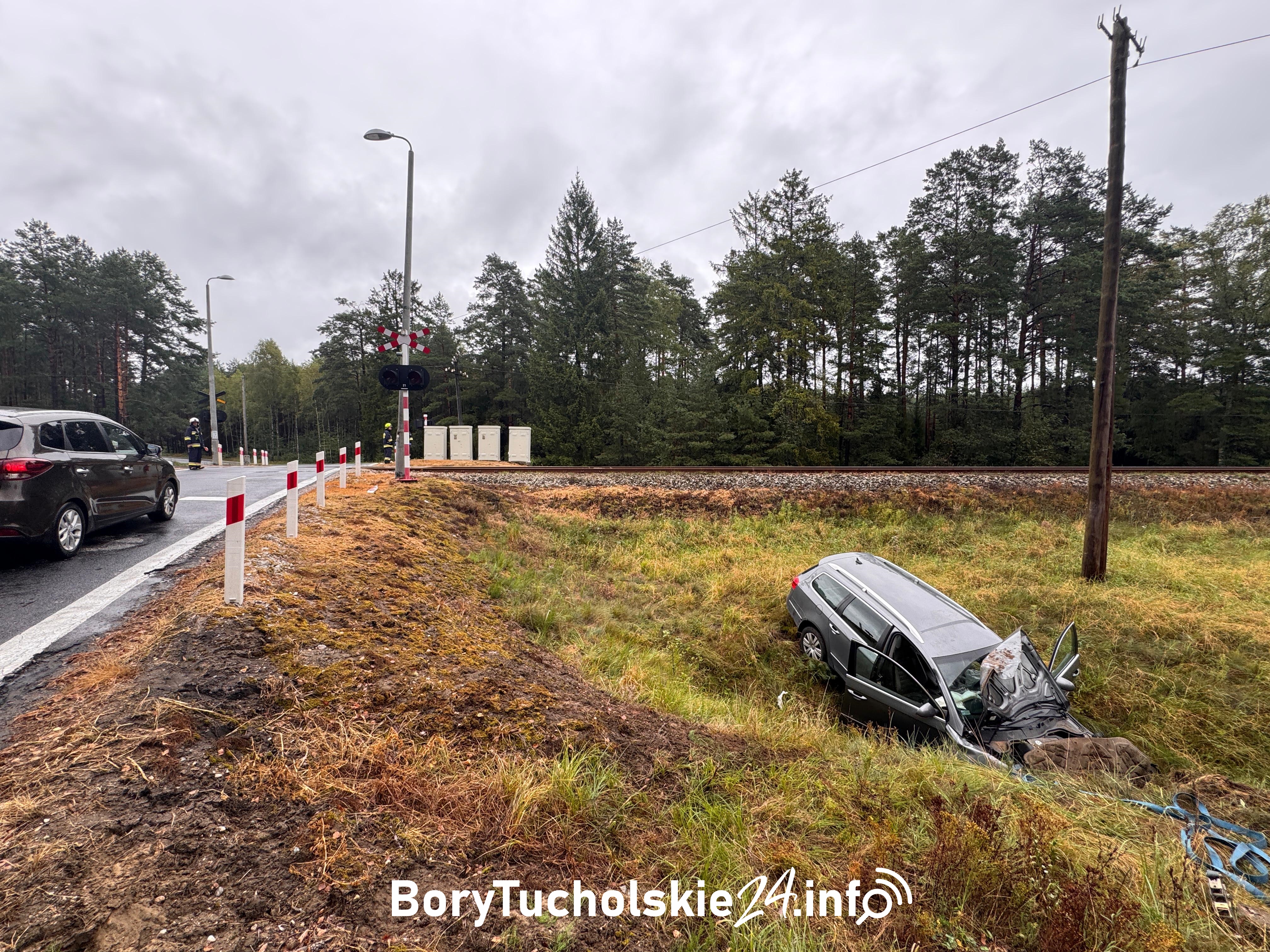 Przeleciał górą tory. Zatrzymał się na skarpie (FOTO, WIDEO)