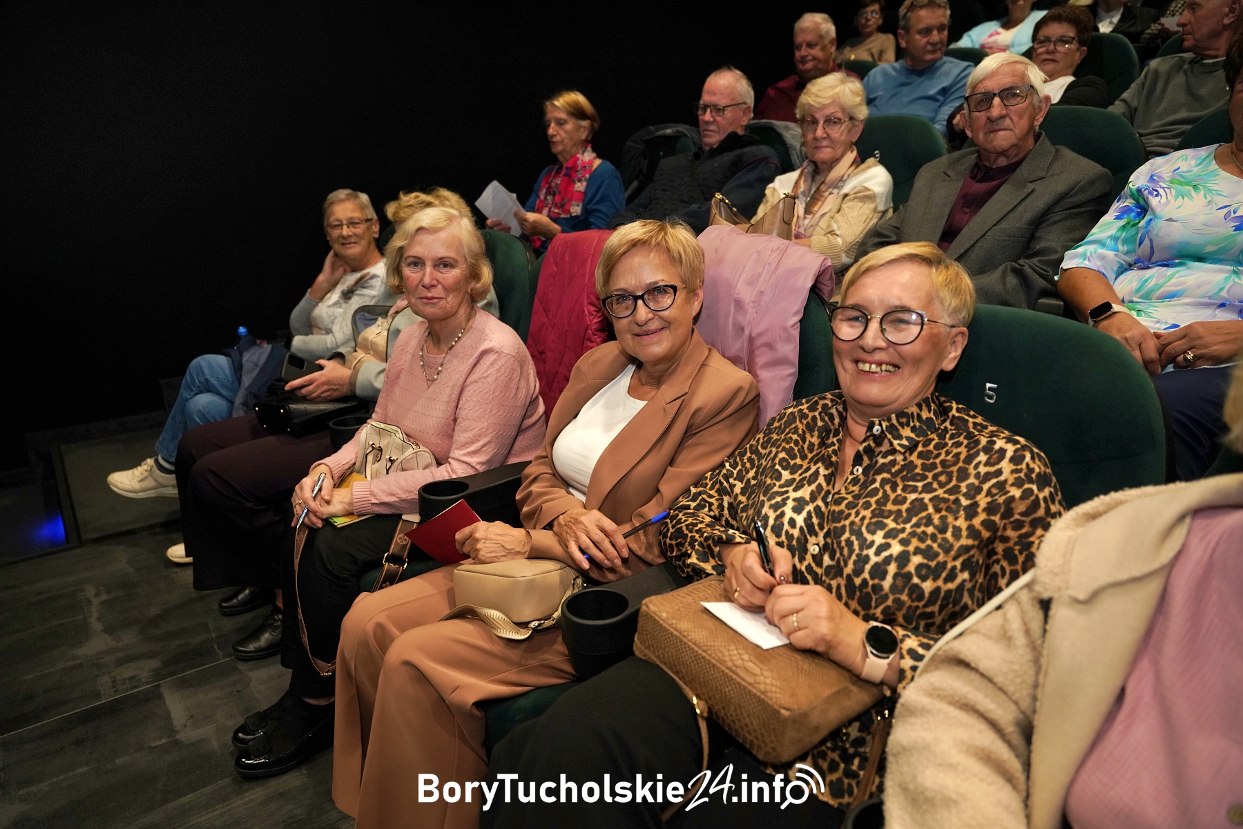 W czwartek, 9 października, w kinie „Sokół” w Tucholskim Ośrodku Kultury odbyła się uroczysta inauguracja roku akademickiego 2025/2026 Uniwersytetu Trzeciego Wieku w Tucholi, działającego przy Wyższej Szkole Zarządzania Środowiskiem w Tucholi. Wydarzenie miało szczególny charakter – było jednocześnie jubileuszem 20-lecia działalności UTW.