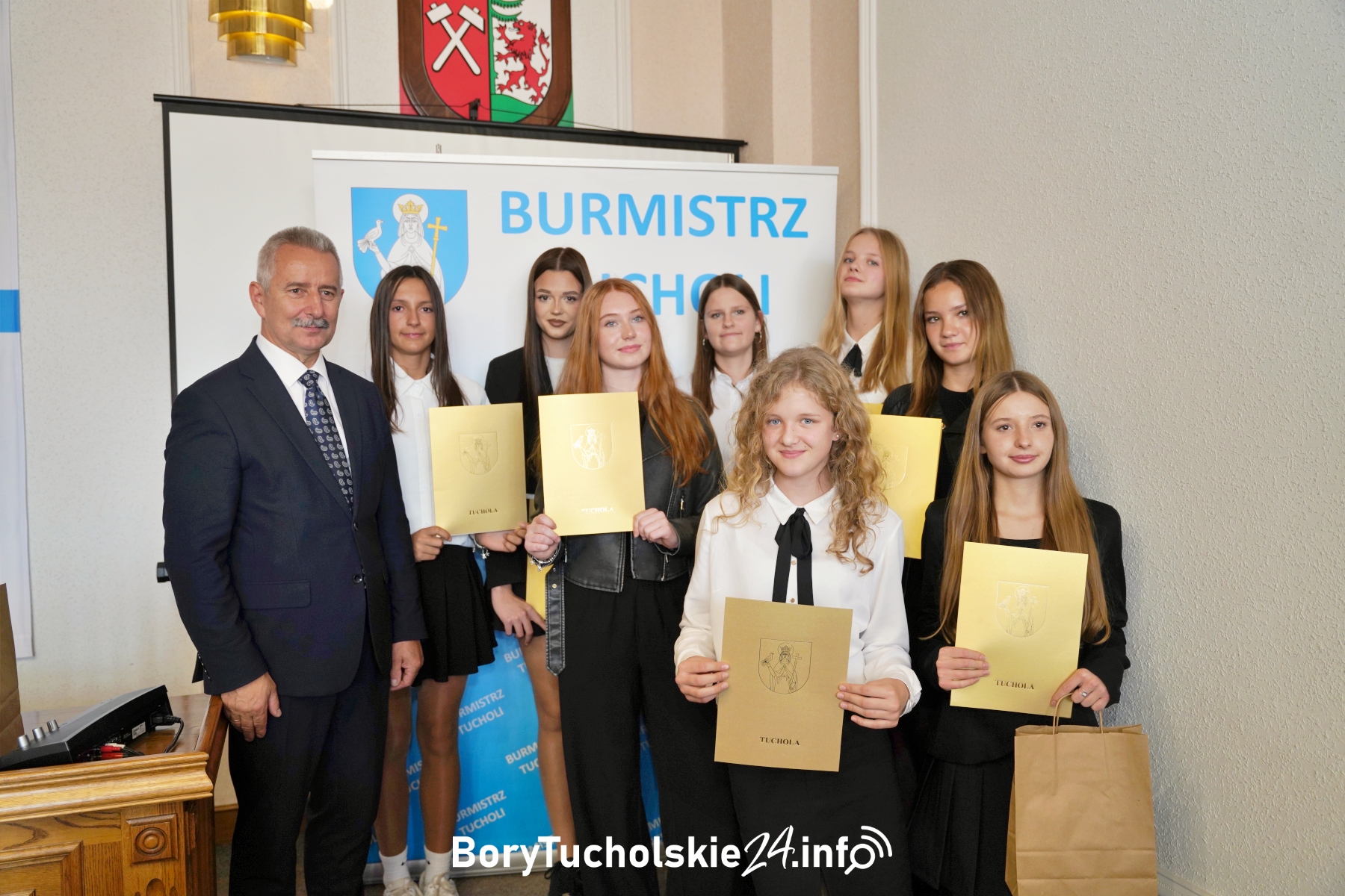 Uzdolnieni uczniowie nagrodzeni stypendiami burmistrza Tucholi (FOTO, WIDEO)