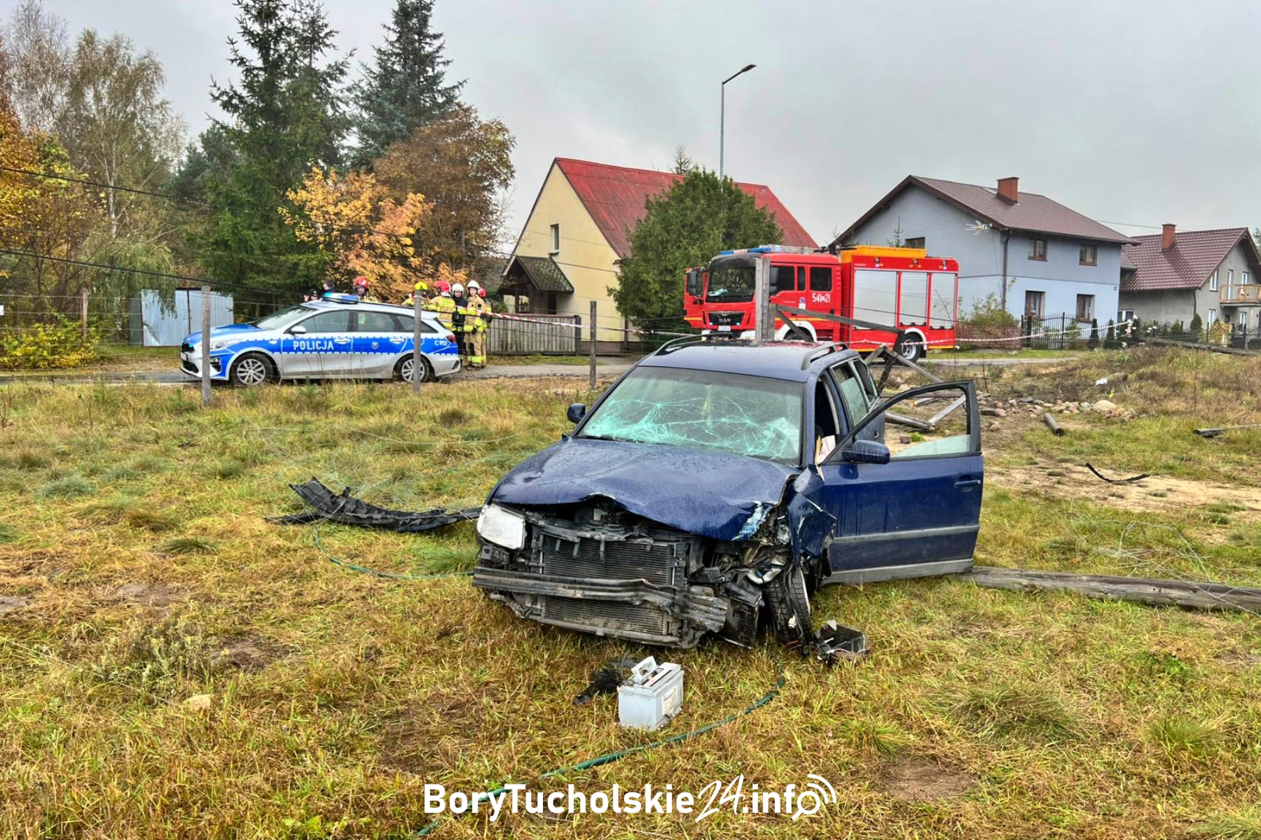 Volkswagen passat wypadł z drogi w Legbądzie – pasażerowie uciekli z miejsca zdarzenia (FOTO, WIDEO)