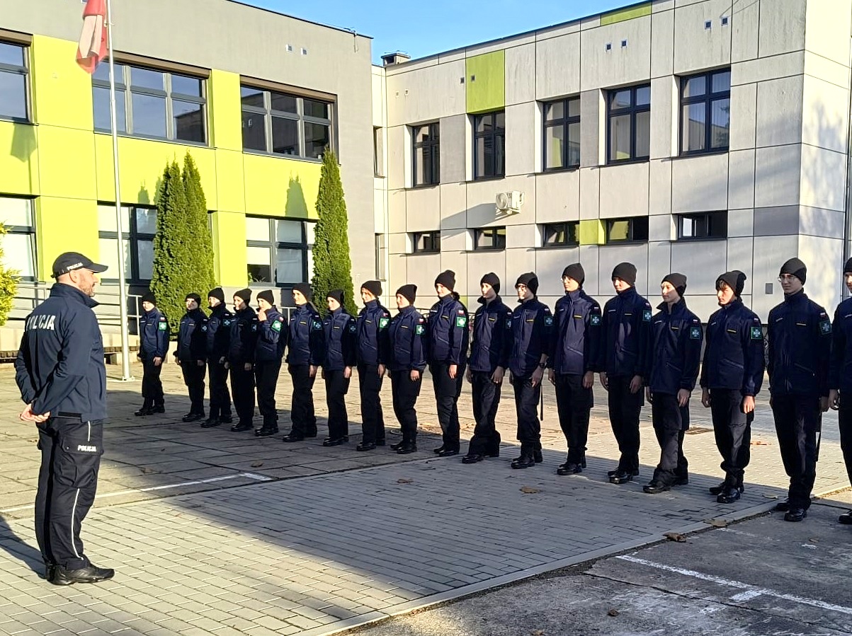 Policjanci szkolili uczniów klasy mundurowej w tucholskim „Nowodworku”