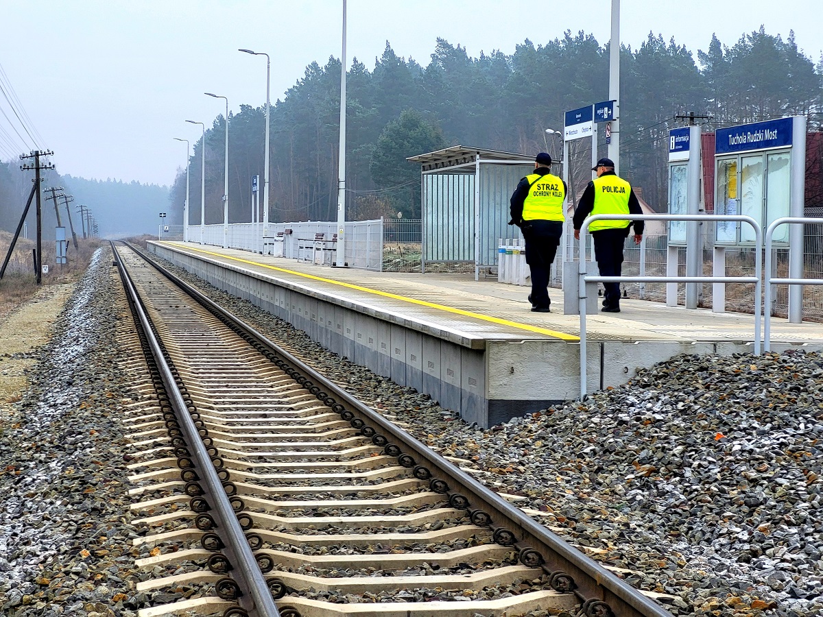 Policjanci sprawdzają tory kolejowe. Przeciwdziałanie aktom sabotażu i dywersji