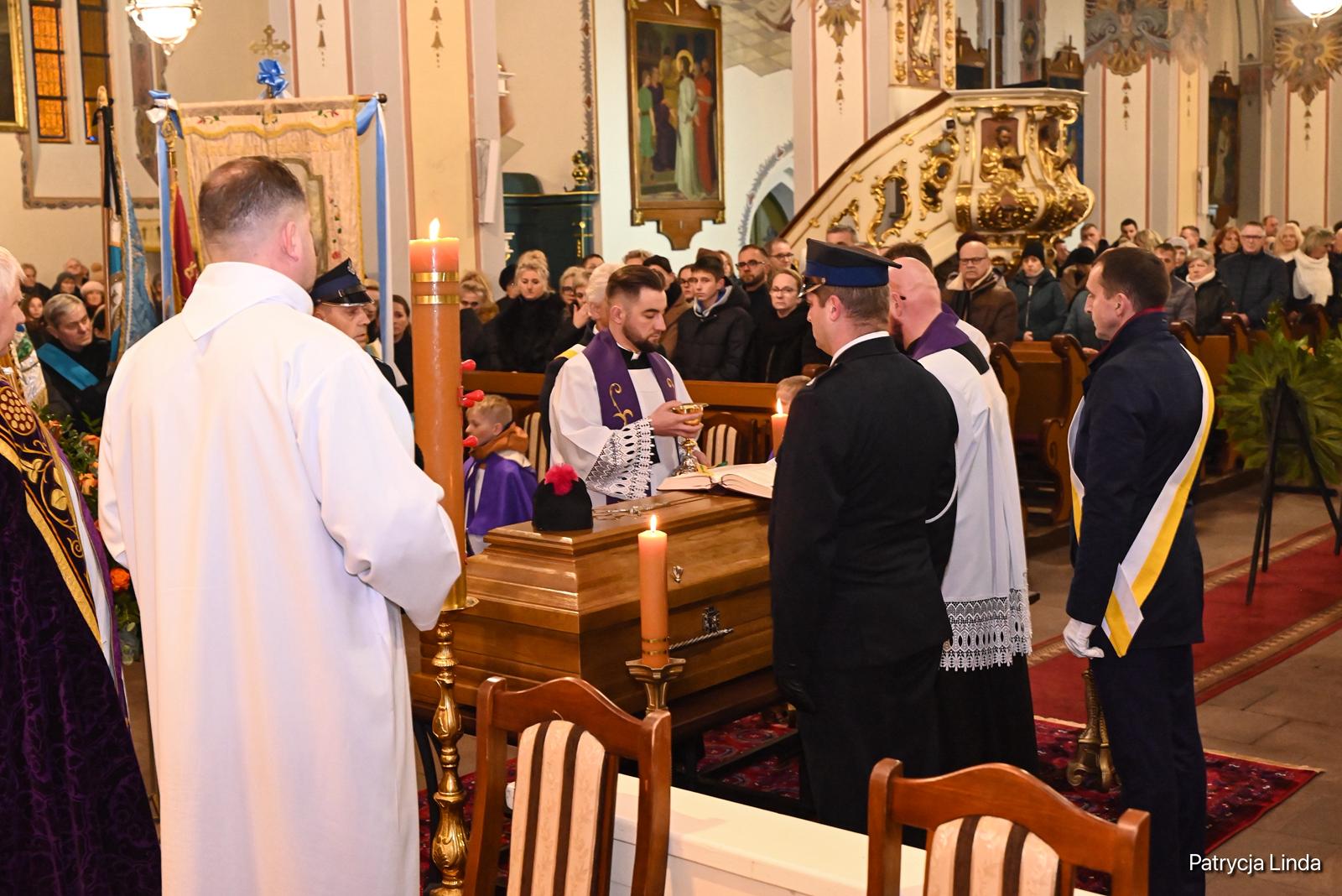 Do czerskiego kościoła wprowadzono eskortę z trumną z ciałem ks. Straszewskiego (FOTO)