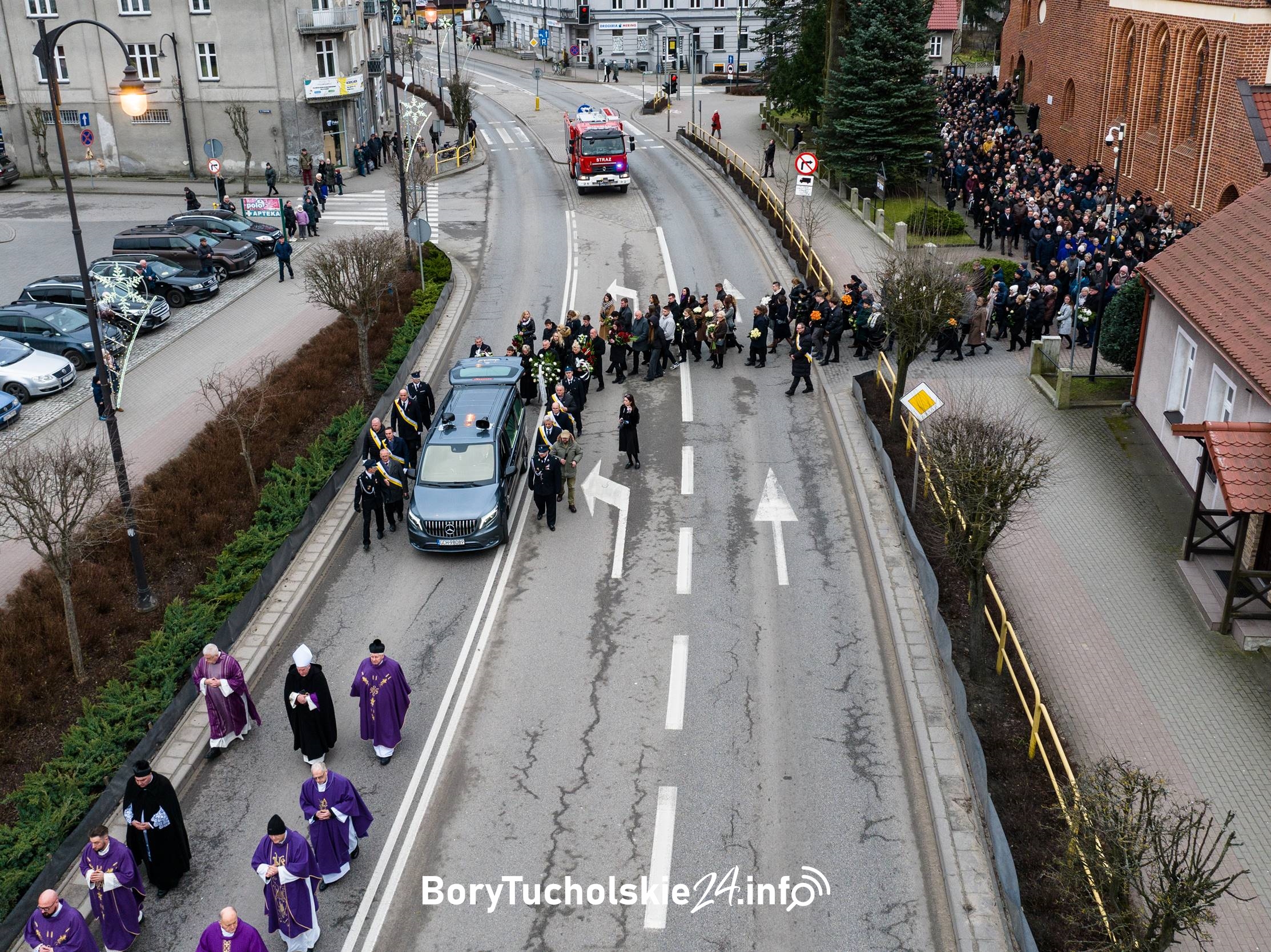 Duchowni, strażacy i wierni pożegnali księdza Straszewskiego (DUŻO ZDJĘĆ, WIDEO)