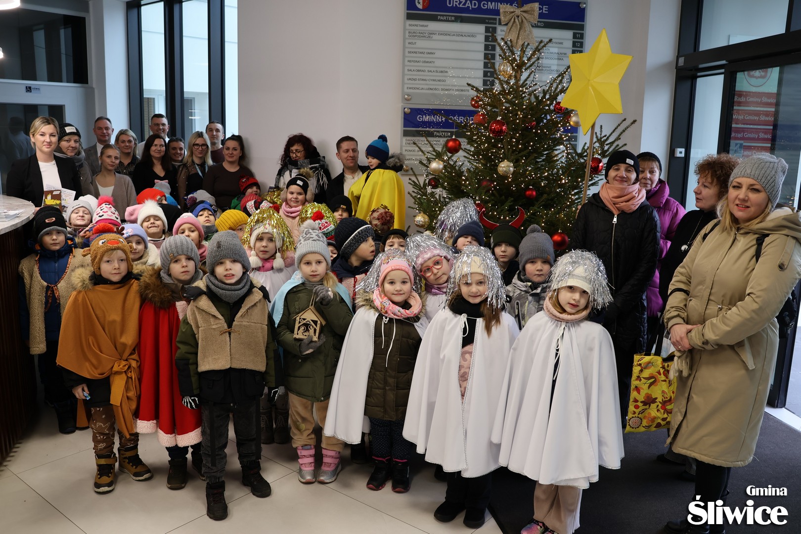 Mali kolędnicy z „Borowiaczka” w Urzędzie Gminy w Śliwicach