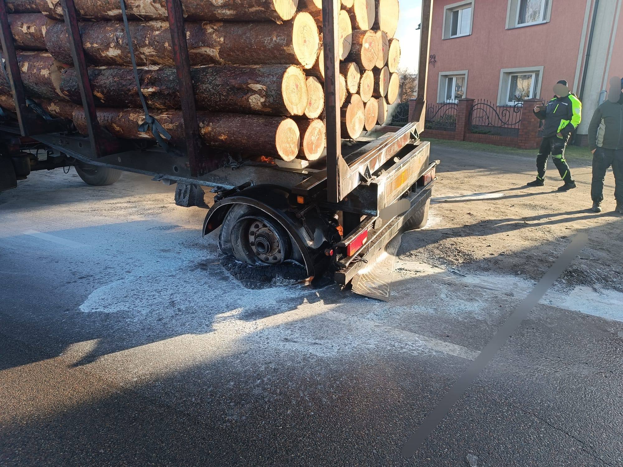 Nietypowa interwencja straży. Pożar koła ciężarówki