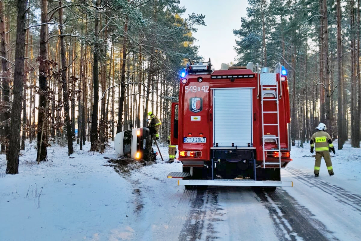 Samochód dostawczy w rowie na drodze Łąski Piec - Łążek 