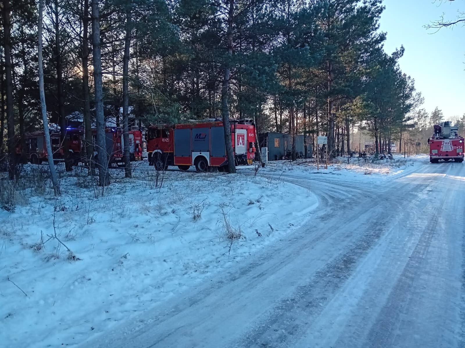Pożar domku letniskowego. Matka z ośmiomiesięcznym dzieckiem ewakuowała się na zewnątrz (FOTO)