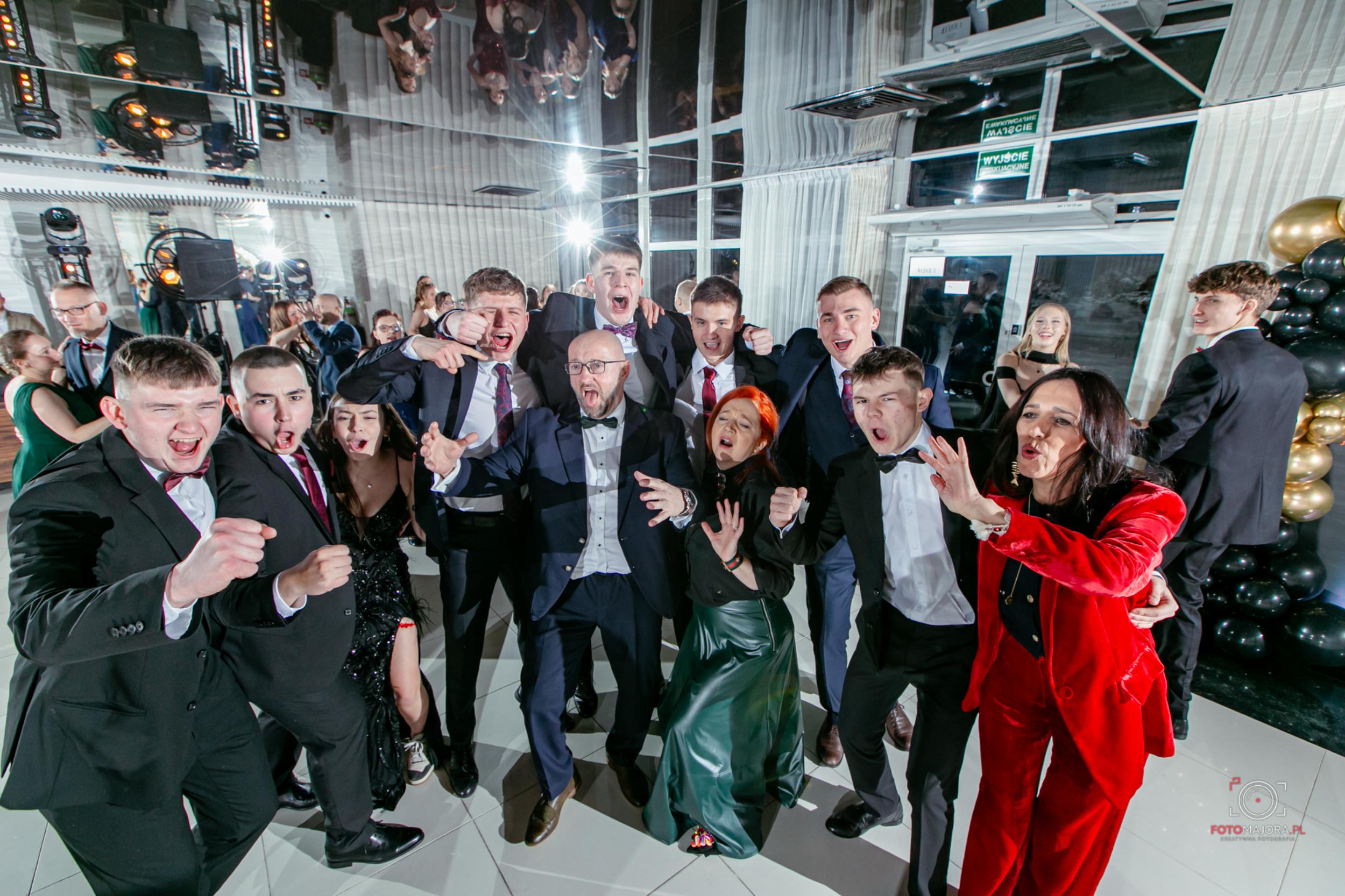 Druga część zdjęć Łukasza Majera ze studniówki Technikum Leśnego (FOTO CZĘŚĆ 2)