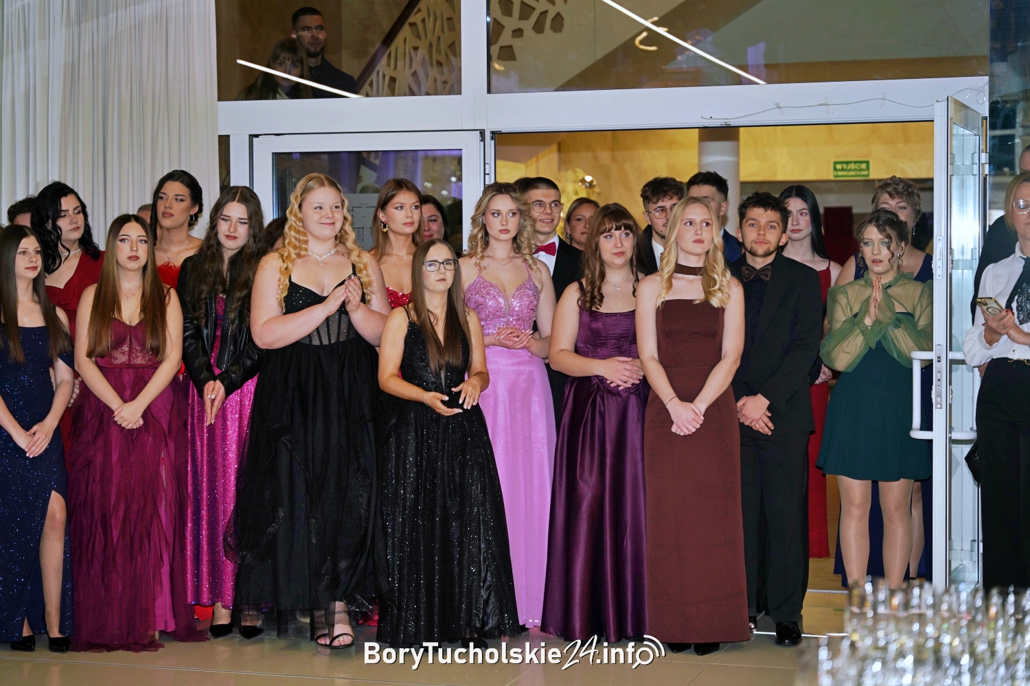 Niemal 160 maturzystów odlicza do matury. Studniówka Nowodworka (DUŻO FOTO, WIDEO)