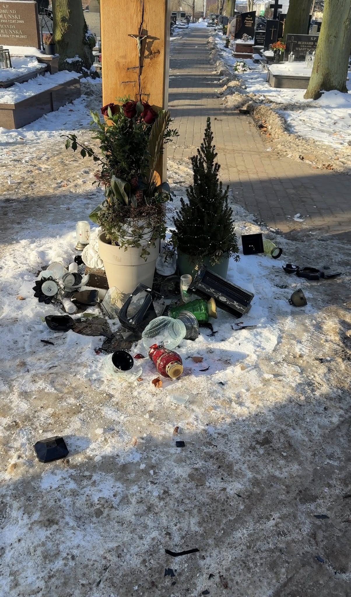 Wandale na cmentarzu w Czersku (FOTO)