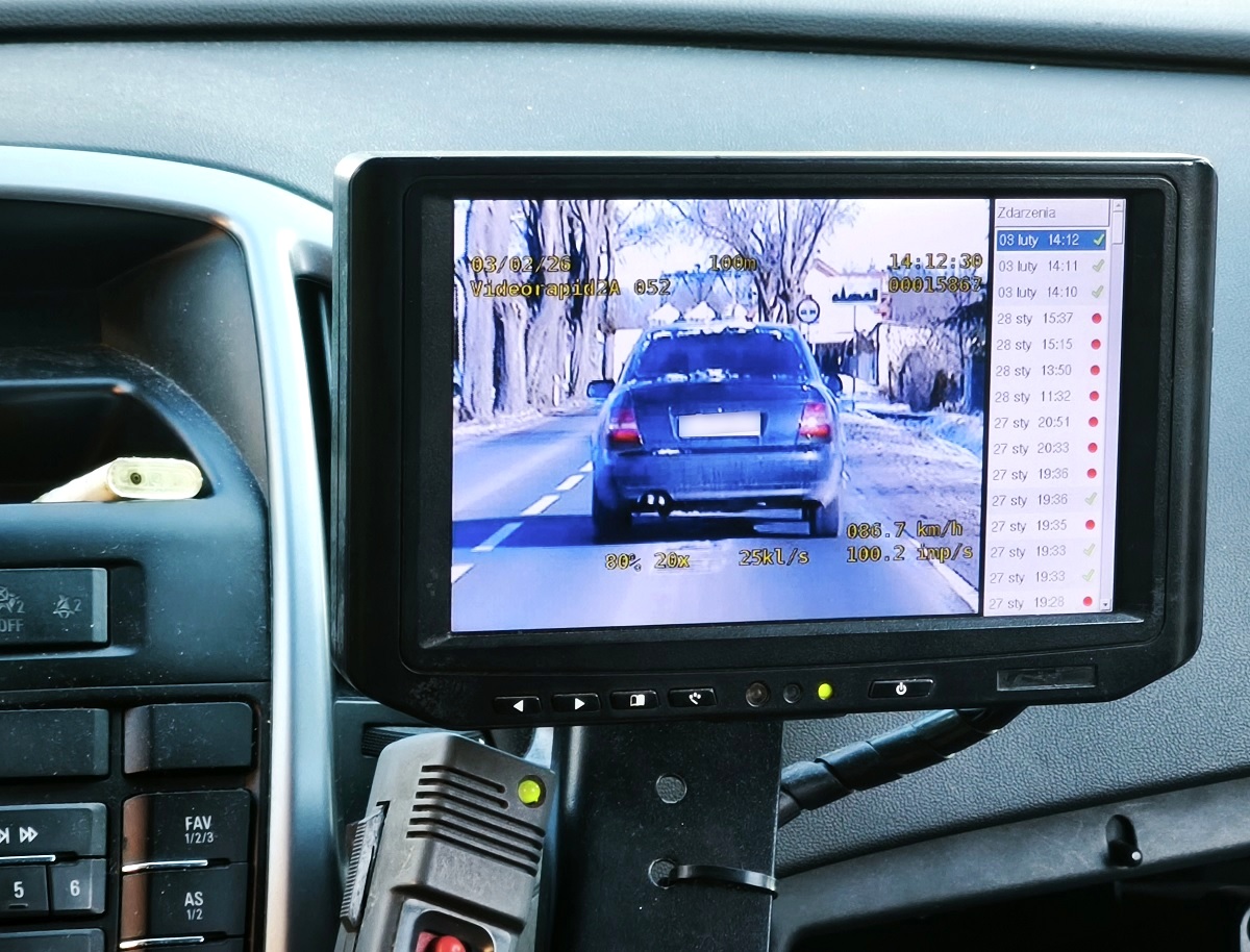 Radiowóz z wideorejestratorem na drogach w powiecie tucholskim 