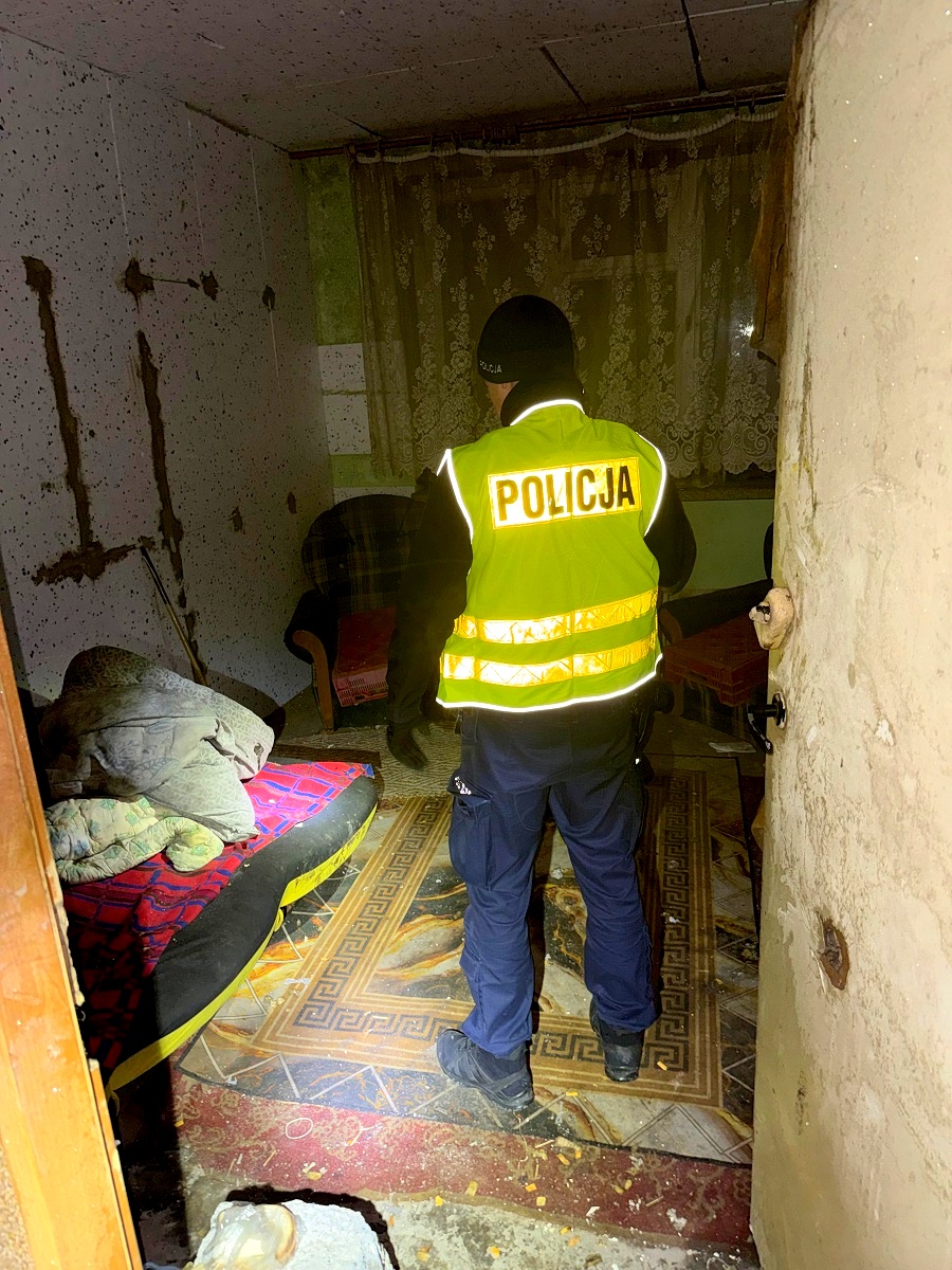 Policjanci uratowali życie mężczyźnie w kryzysie bezdomności