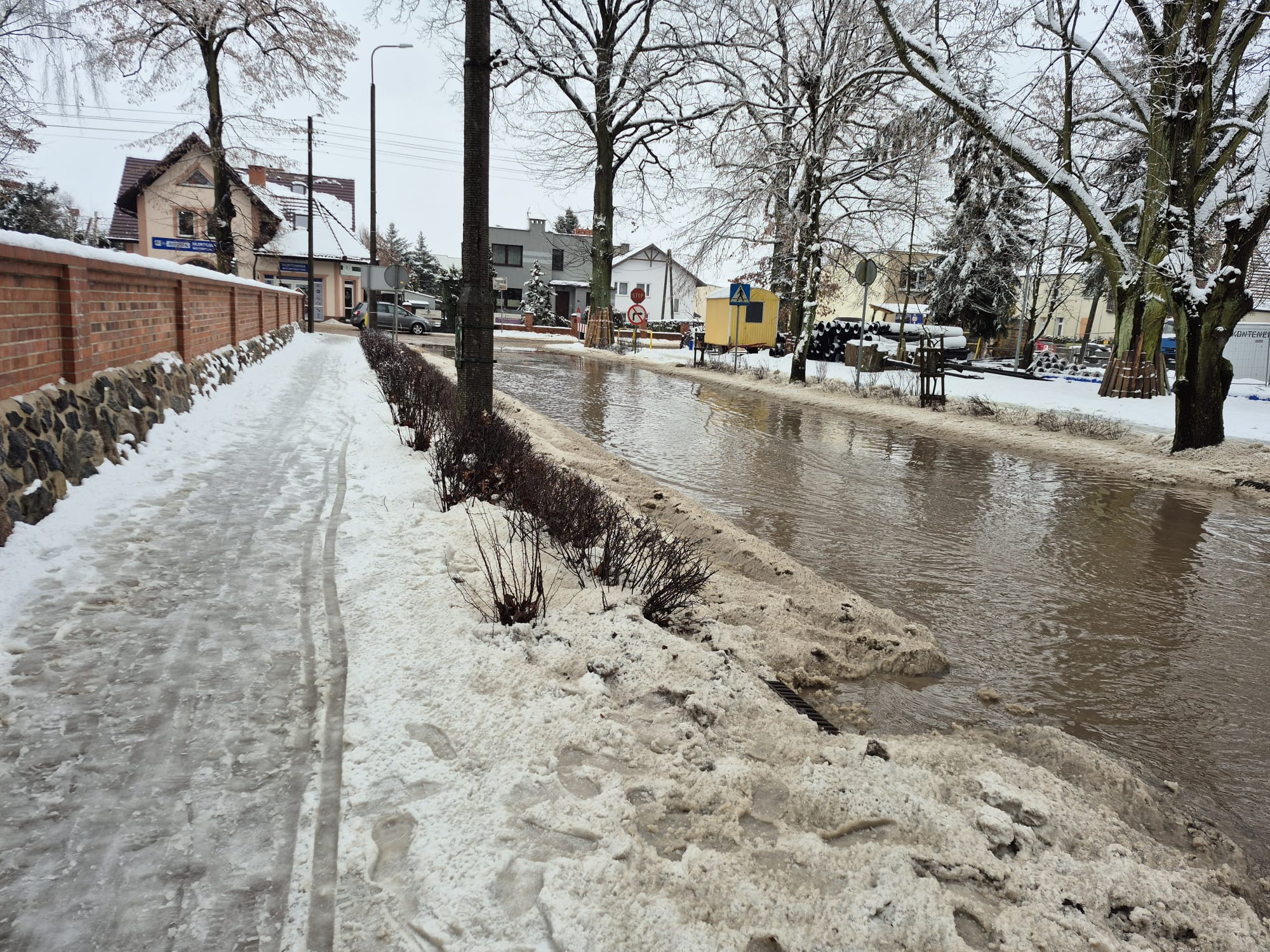 Ulica Zielińskiego pod wodą. Zalana jest na całej szerokości (FOTO)