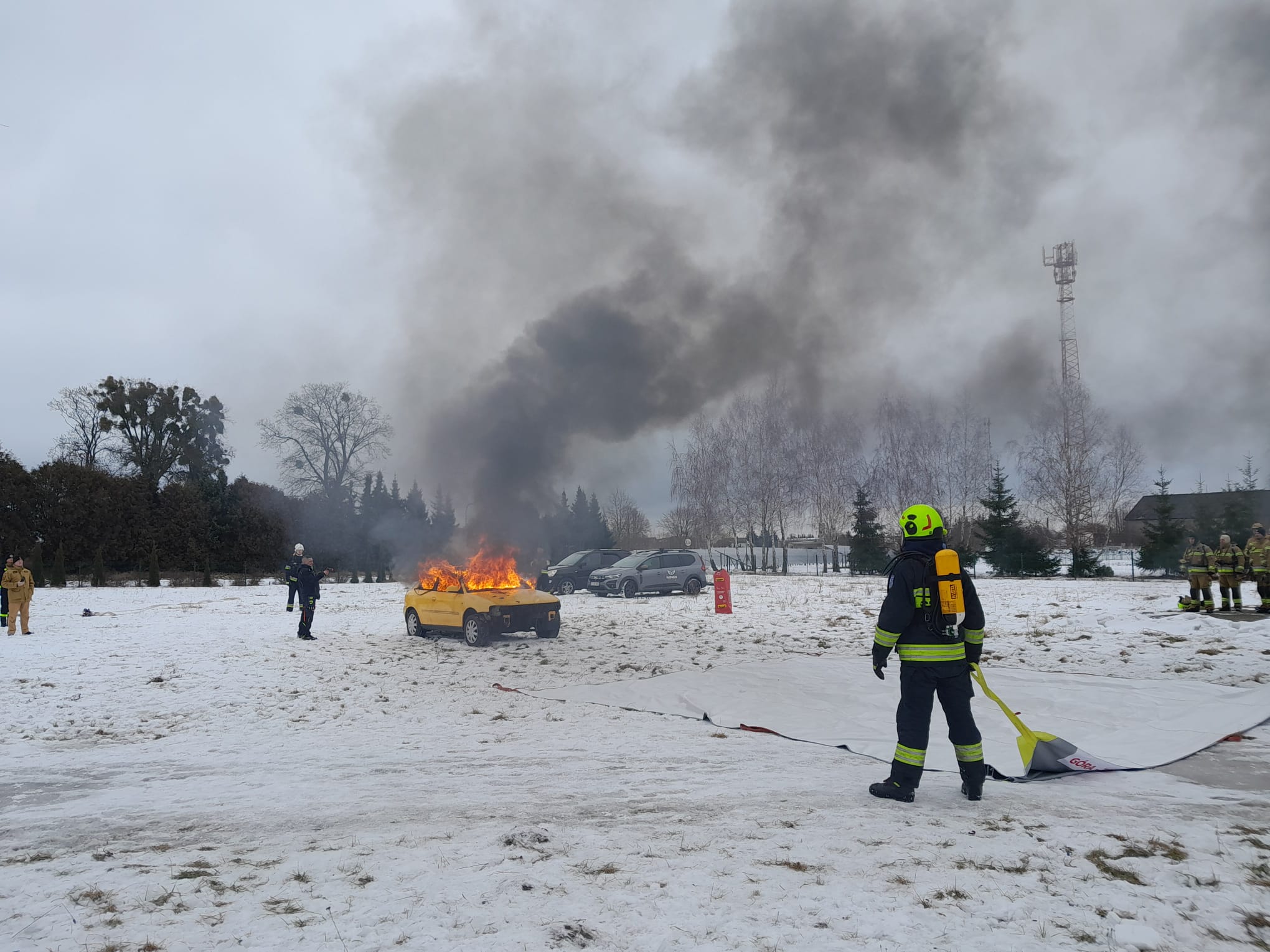 Strażacy ćwiczyli gaszenie pożaru samochodu elektrycznego (FOTO, WIDEO)