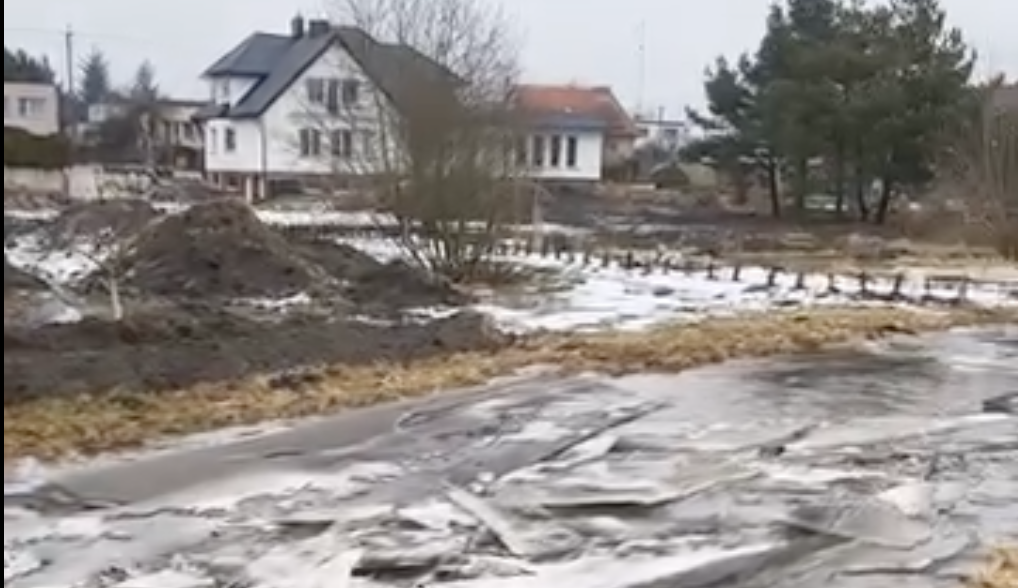 Zator lodowy na strudze Kicz w Tucholi. Trwa monitoring sytuacji (WIDEO)