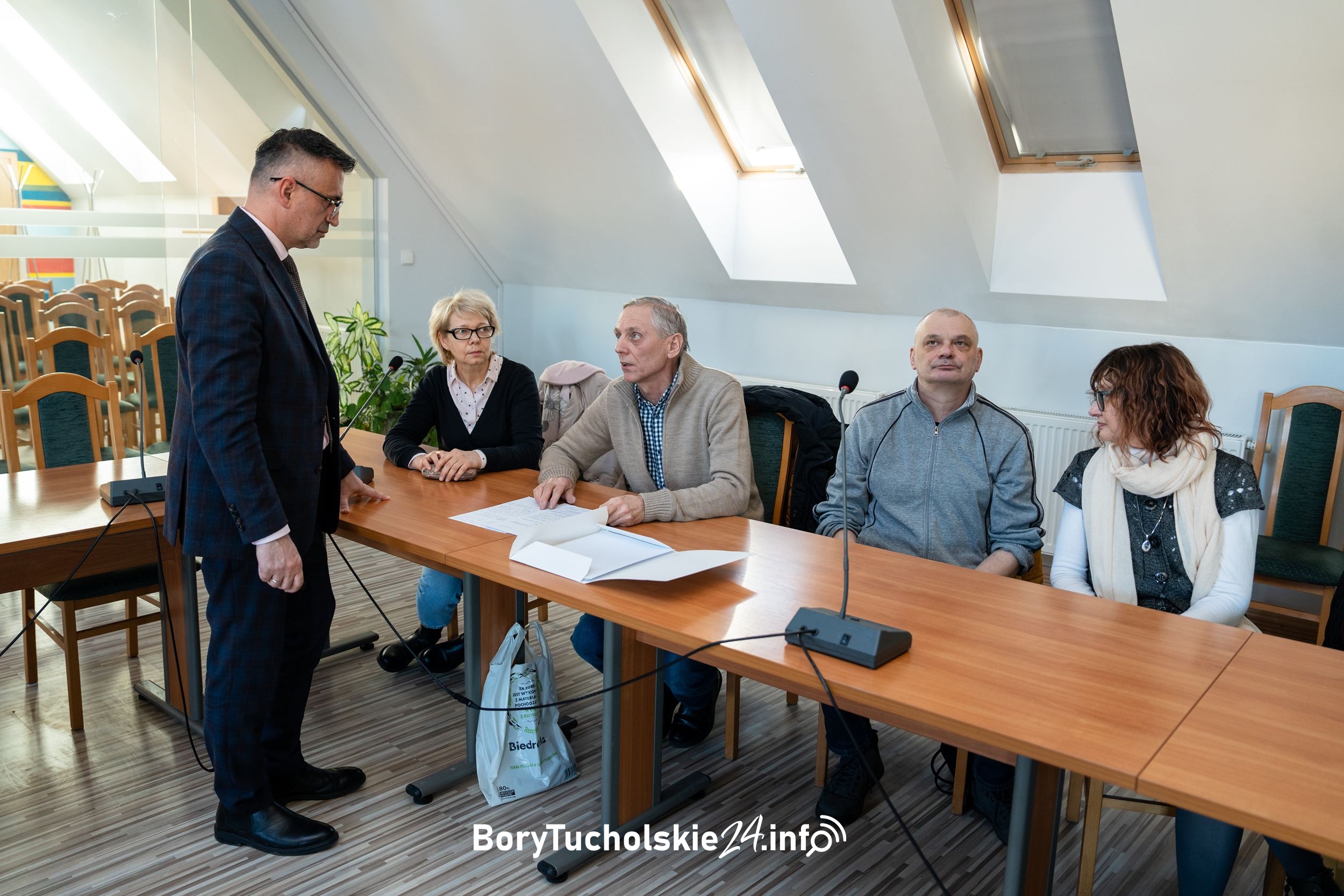 Spór o działki w centrum Czerska. Czy mieszkańcy mogli stracić dostęp do drogi? (FOTO, WIDEO)